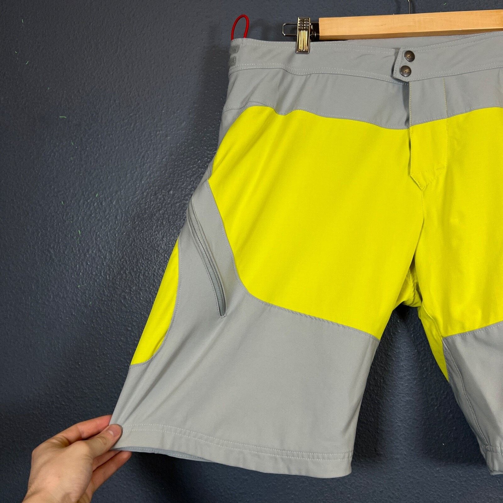 Oakley Oakley 38 men’s Ventilated MTB Shorts gray/lemon outdoor Size US 38 / EU 54 - 3 Thumbnail
