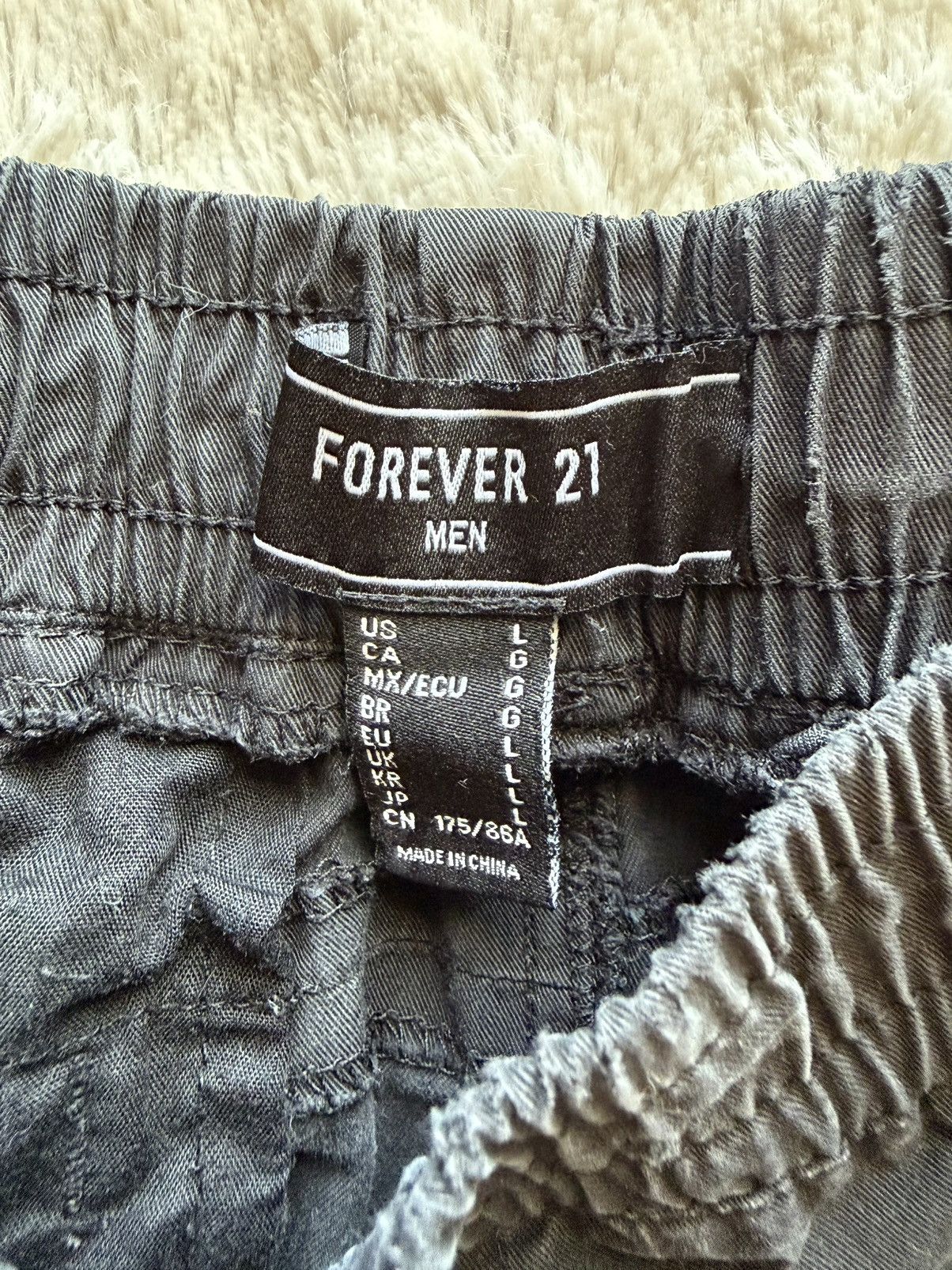 Forever 21 Forever 21 black tactical cargo shorts Size US 34 / EU 50 - 4 Thumbnail