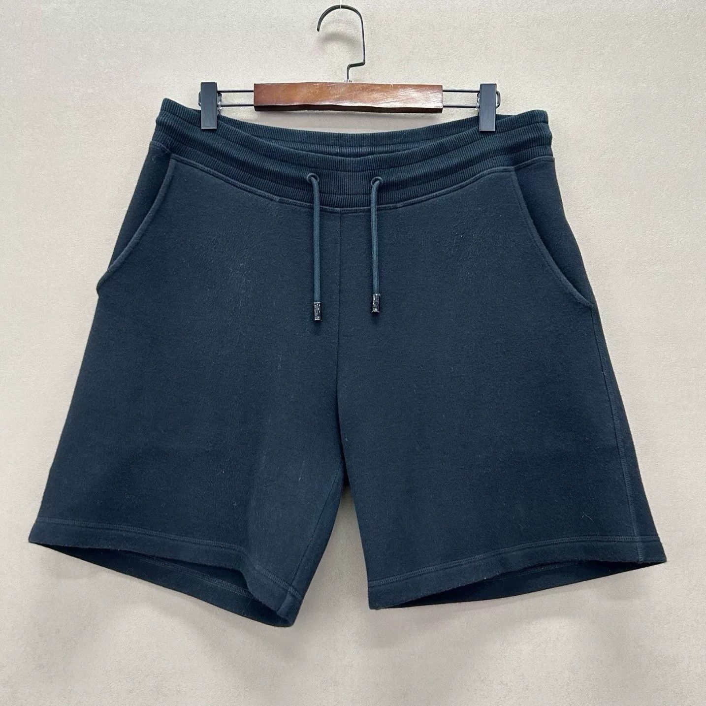 Louis Vuitton Louis Vuitton Black Logo Casual Shorts Size US 26 / EU 42 - 1 Thumbnail
