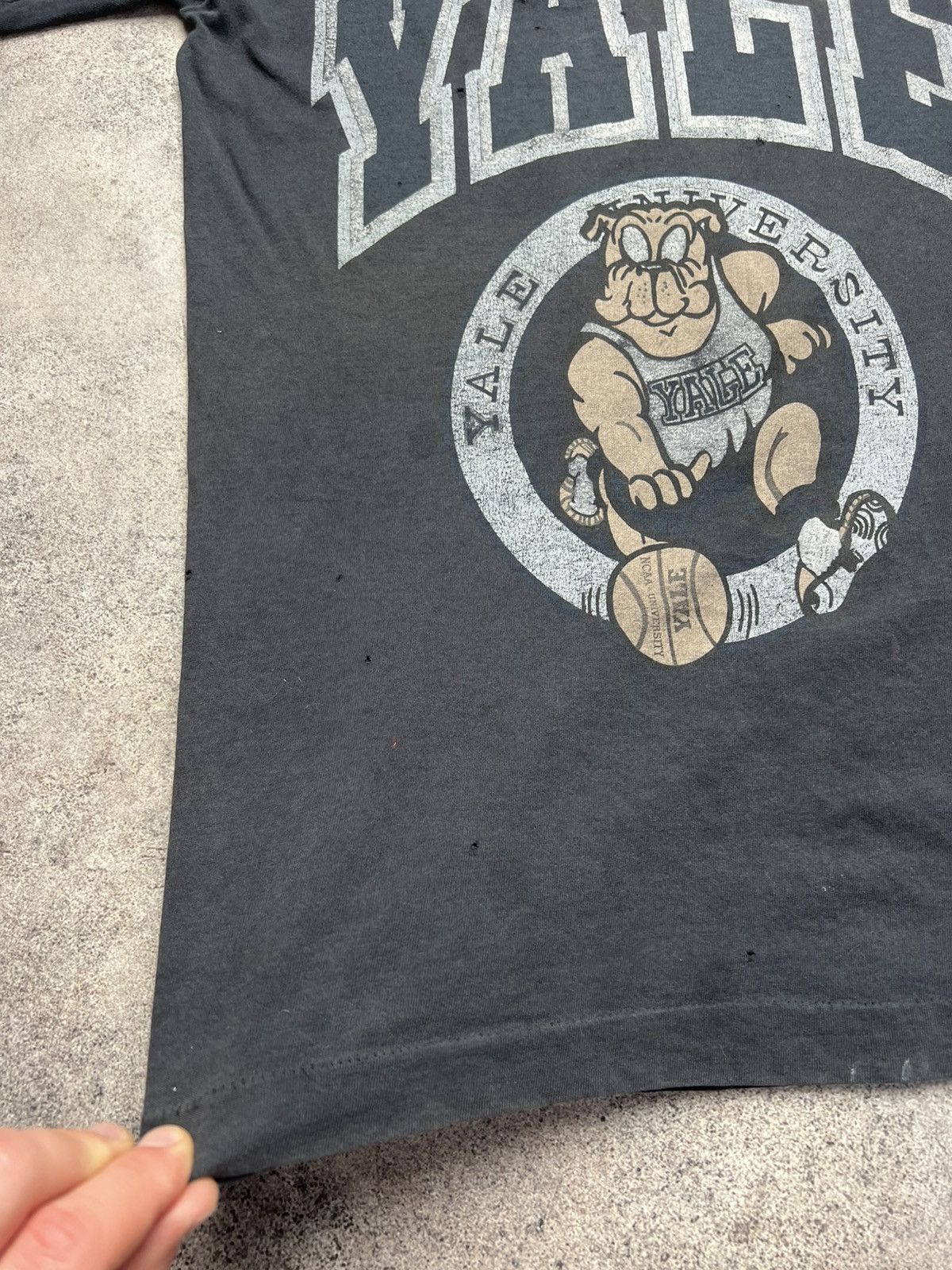 Vintage YALE American University trashed t shirt Size US M / EU 48-50 / 2 - 3 Thumbnail