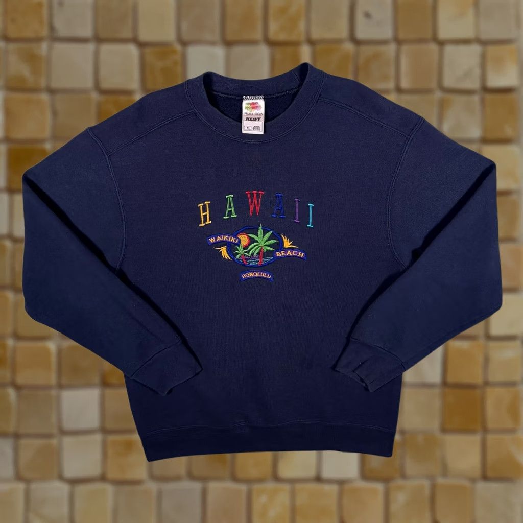Fruit Of The Loom Vintage Hawaii Waikiki Beach Honolulu Embroidered Tourist Navy Blue Sweatshirt M Mens Pullover 21" Pit to Pit 27" Length 23" Shoulder to Cuff Size US M / EU 48-50 / 2 - 1 Thumbnail