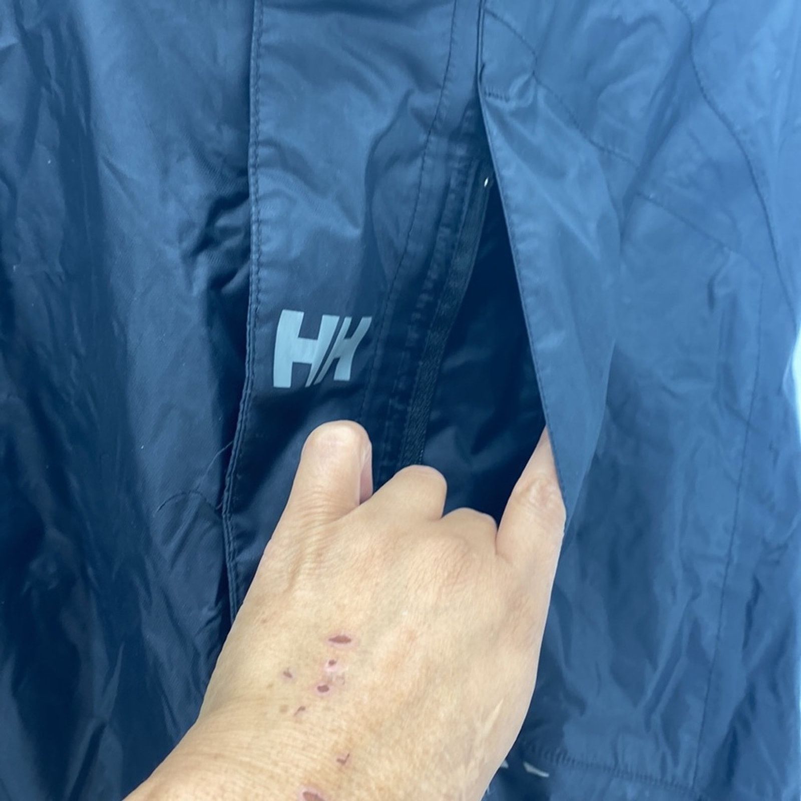 Helly Hansen Helly Hansen packable windbreaker black size m gorpcore Size US M / EU 48-50 / 2 - 9 Thumbnail