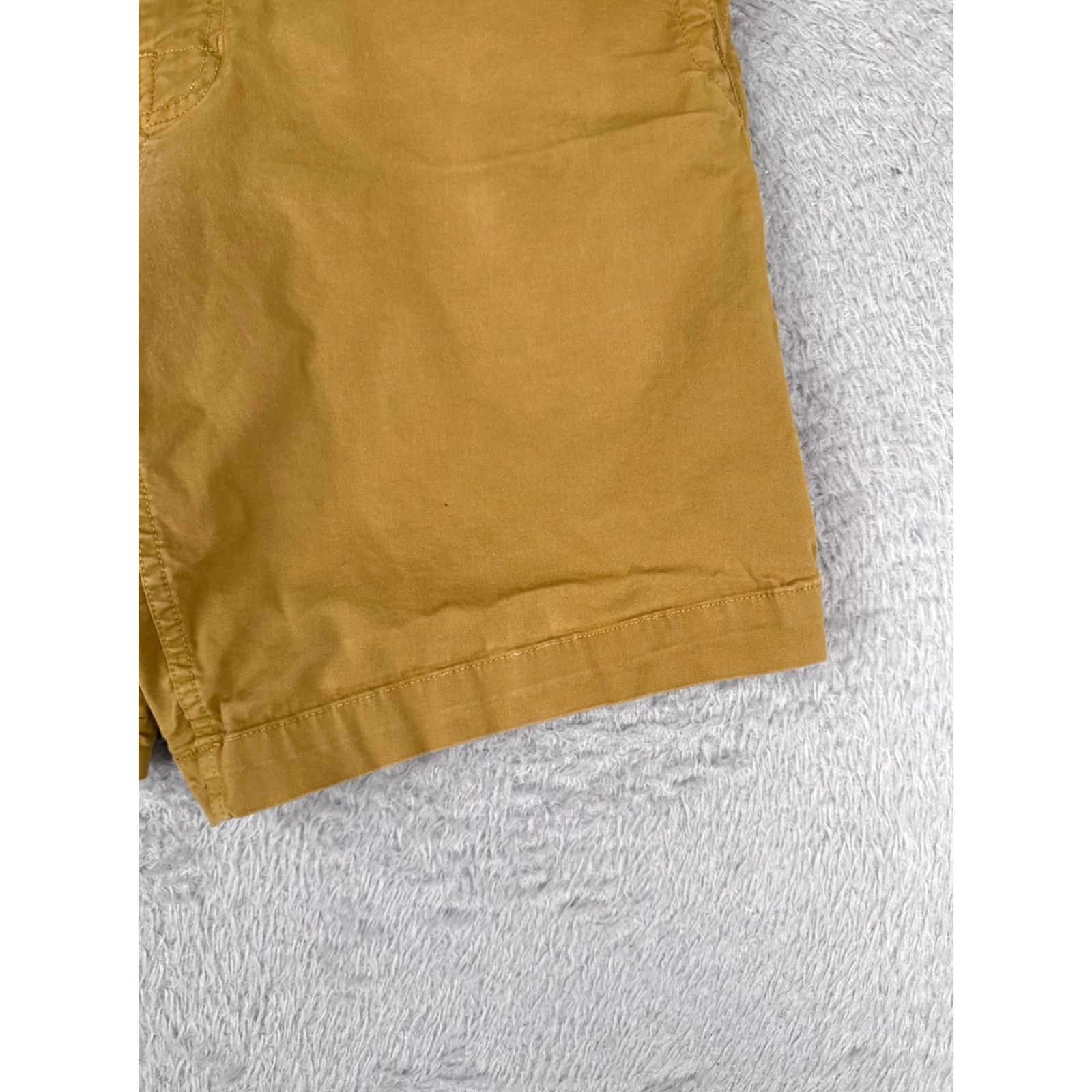 The North Face VINTAGE The North Face Shorts Men 32 Yellow Cotton Twill Chino Hiking Camp 31x9 Mens Regular 32 Yellow Small spots front/back Size US 32 / EU 48 - 2 Thumbnail