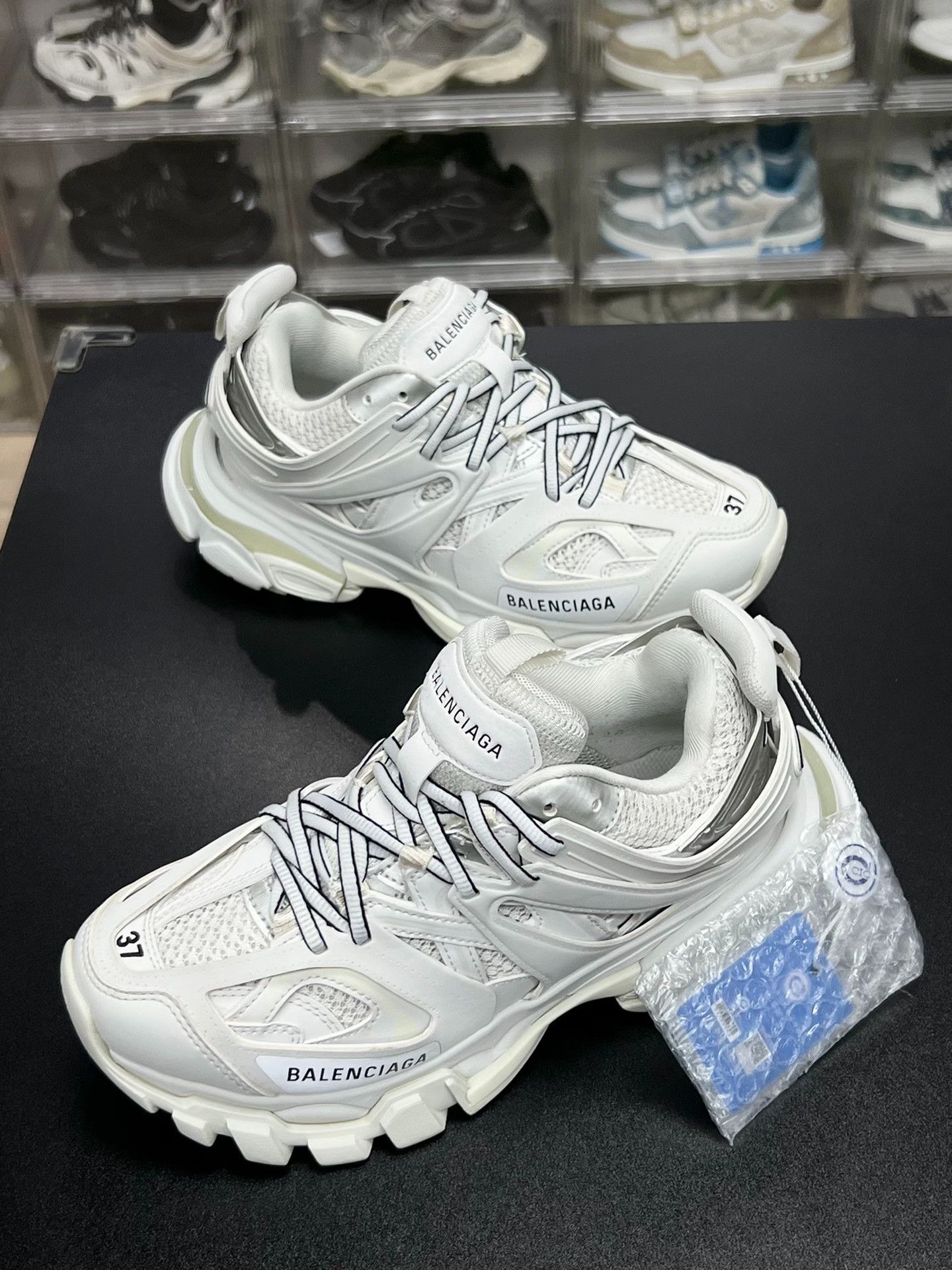 Balenciaga Balenciaga White Lowtop Sneakers us_7 Women Size US 7 / IT 37 - 1 Thumbnail