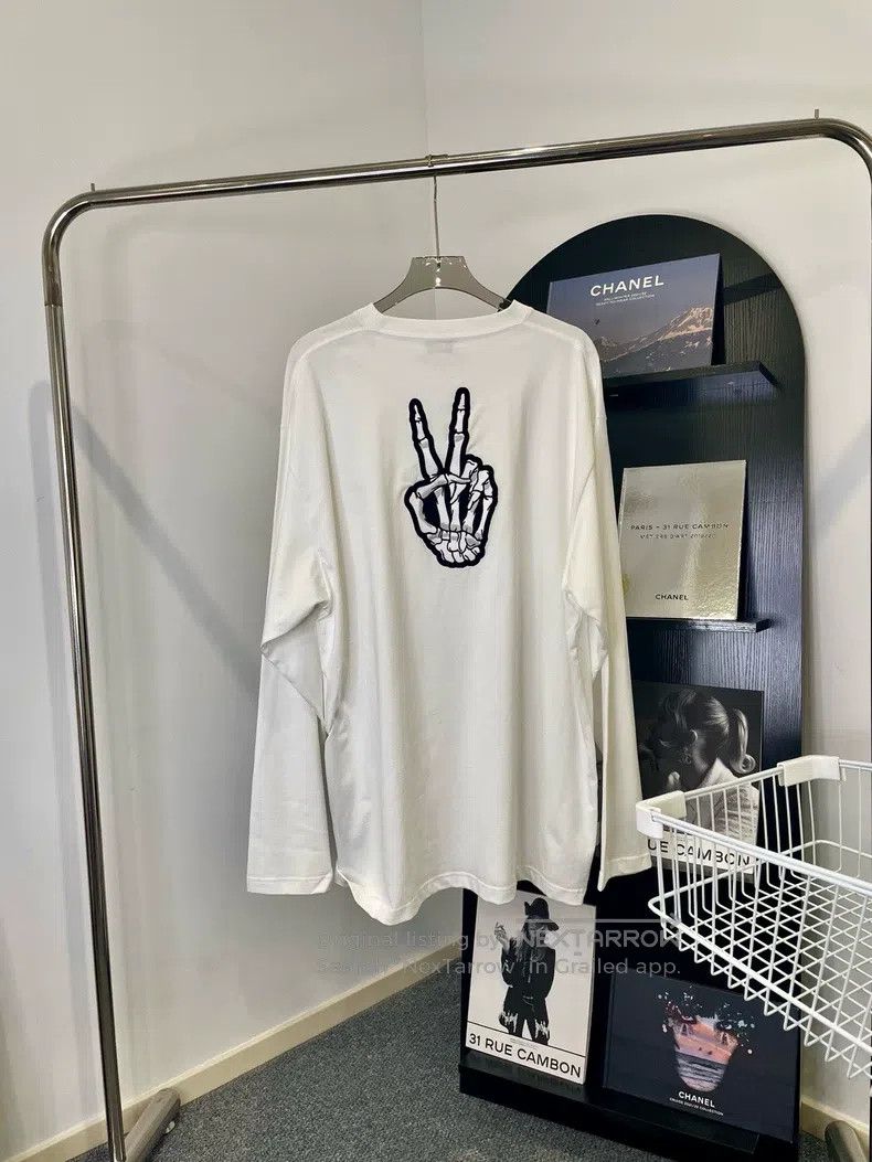 Balenciaga Balenciaga Smiling Face Printed Casual Long Sleeve White T Size US M / EU 48-50 / 2 - 7 Thumbnail