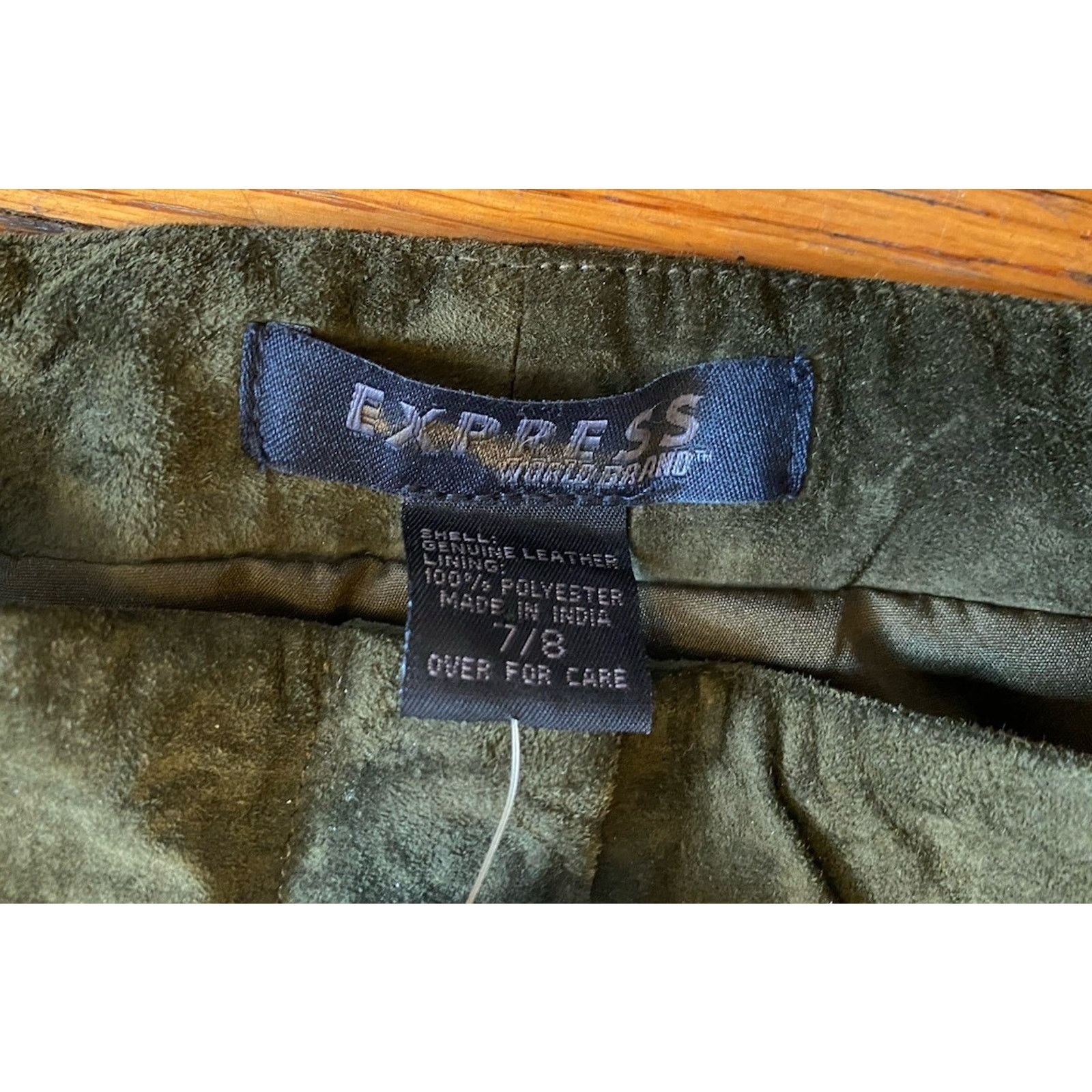Express NWT Express World Brand Womens Suede Capri pants 8 $98 Size 30" / US 8 / IT 44 - 4 Thumbnail