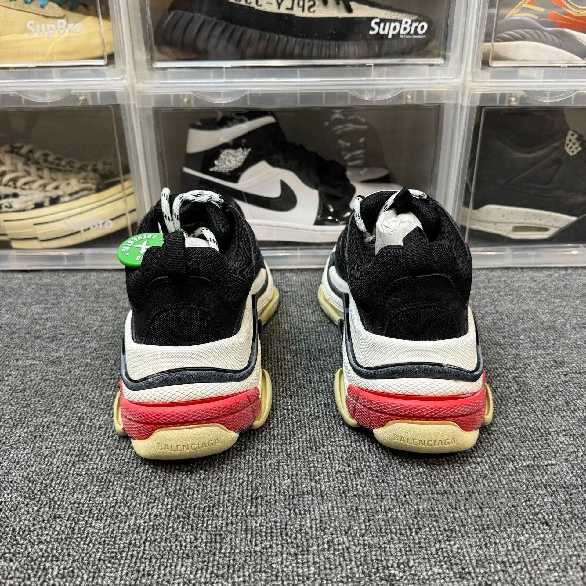 Balenciaga Balenciaga Triple S Black Red Sneakers. Size US 9 / EU 42 - 4 Thumbnail