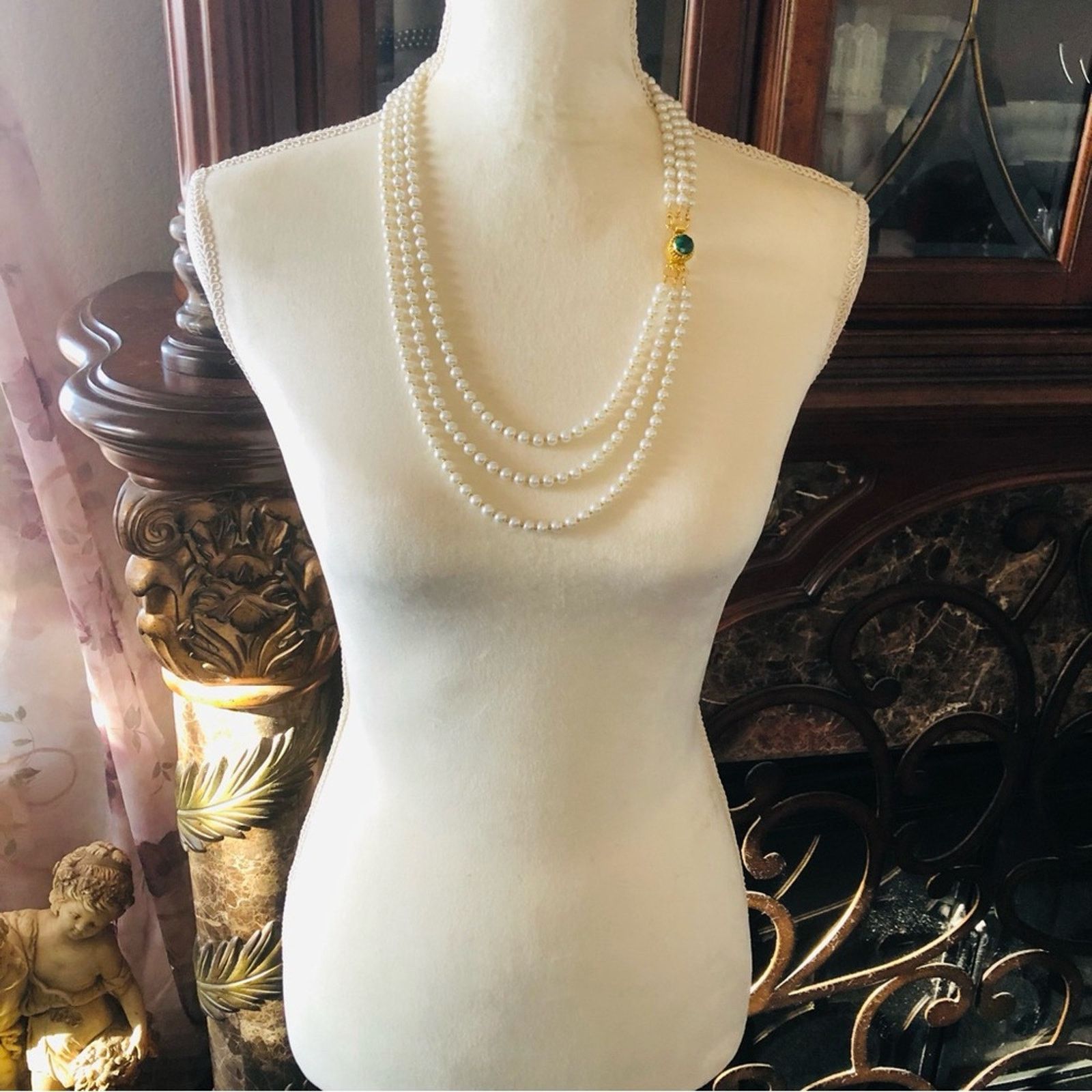 Handmade Handcrafted triple strand cream pearl emerald clasp necklac Size ONE SIZE - 6 Thumbnail
