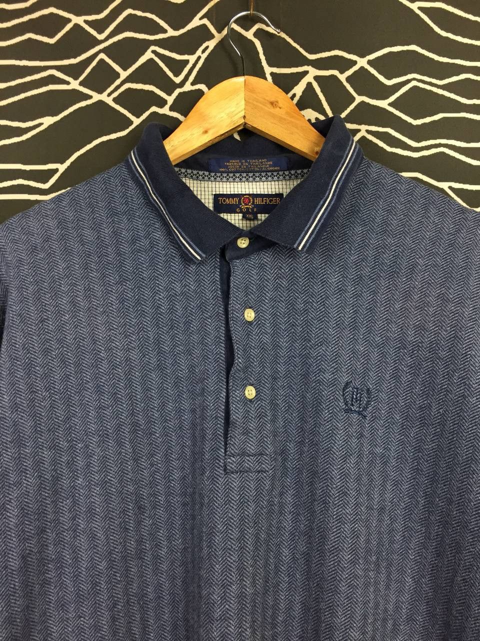 Tommy Hilfiger Vtg Tommy Hilfiger Golf Crest Logo Patterned Polo Shirt Size US XXL / EU 58 / 5 - 3 Thumbnail