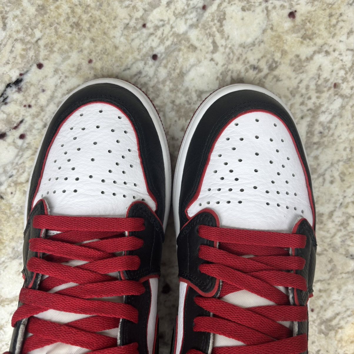 Jordan Brand Size 9.5 - Jordan 1 High OG Bloodline 2019 Light Wear W/Box Size US 9.5 / EU 42-43 - 7 Thumbnail
