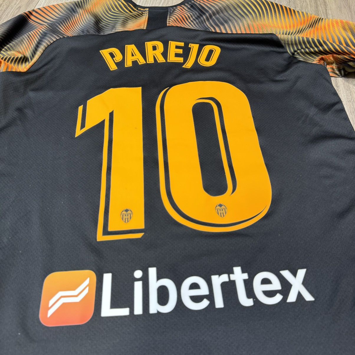 Puma Valencia 19/20 away shirt #10 Parejo Size US M / EU 48-50 / 2 - 4 Thumbnail