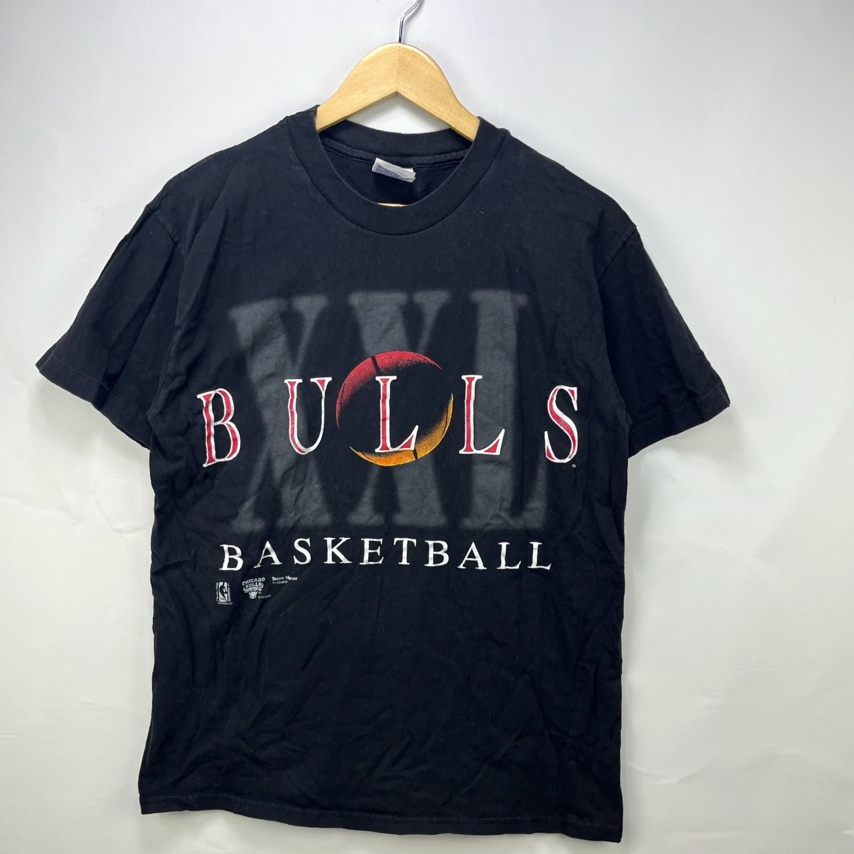 NBA VINTAGE Chicago Bulls T-Shirt Men M Black 90s Faded Single Stitch Nike? Size US M / EU 48-50 / 2 - 2 Thumbnail