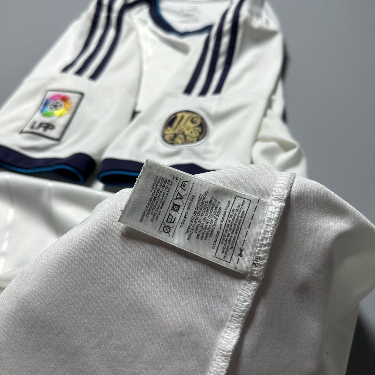 Adidas REAL MADRID 2012/2013 FOOTBALL HOME JERSEY #8 KAKA Size US S / EU 44-46 / 1 - 14 Thumbnail