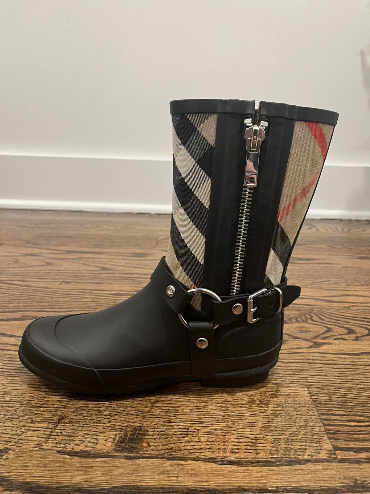 Burberry Burberry Strap Detail House Check Rubber Rain Boots Size US 5 / IT 35 - 8 Thumbnail