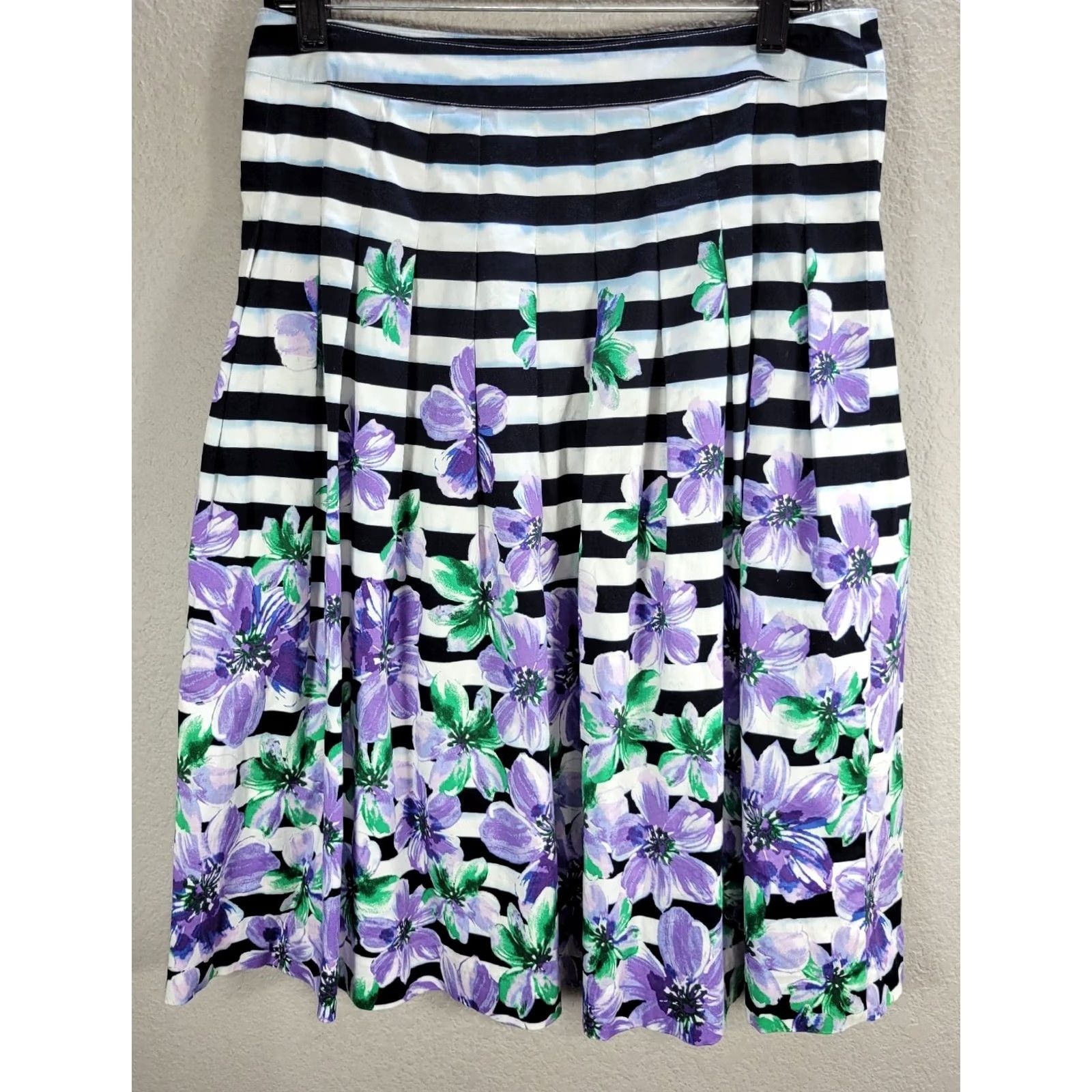 Talbots Talbots Skirt Knee Length Casual Regular 8 White Black Purple Floral Pleated Cotton Womens Size 30" / US 8 / IT 44 - 4 Thumbnail