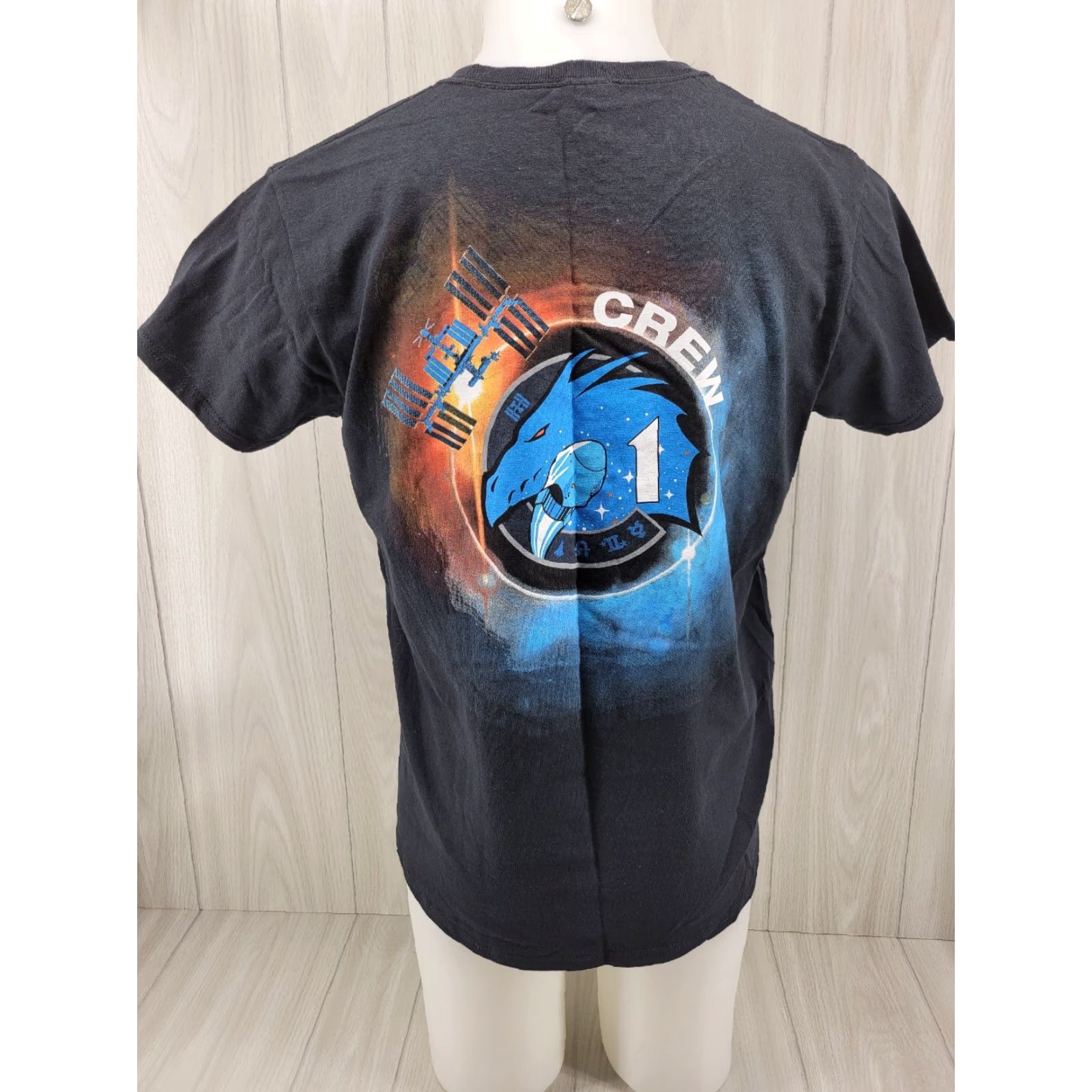 Gildan Women’s NASA x SpaceX Crew-1 Dragon 2020 Black T-Shirt Size Large Size L / US 10 / IT 46 - 6 Thumbnail