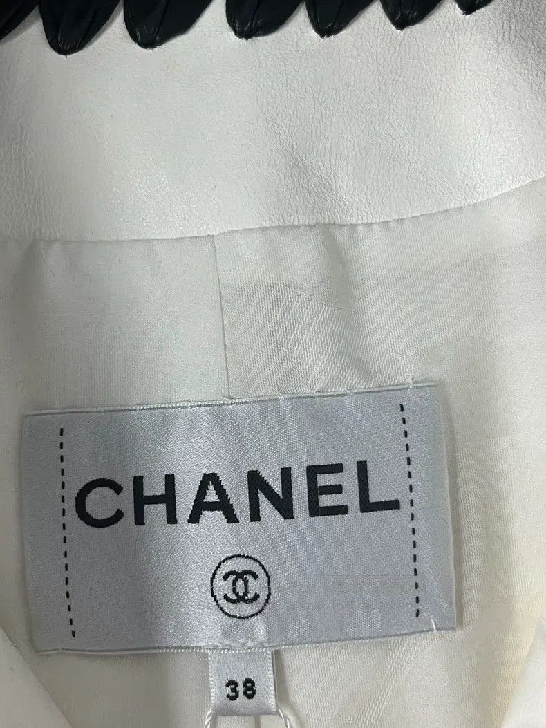 Chanel Chanel White and black-edged leather jacket Size XS / US 0-2 / IT 36-38 - 4 Thumbnail