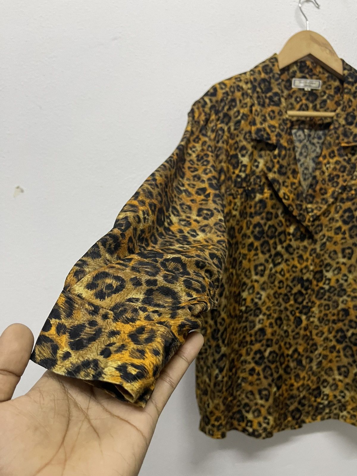 Yves Saint Laurent 1990s YVES SAINT LAURENT LEOPARD OPEN COLLAR FEMININE BLOUSE Size M / US 6-8 / IT 42-44 - 7 Thumbnail