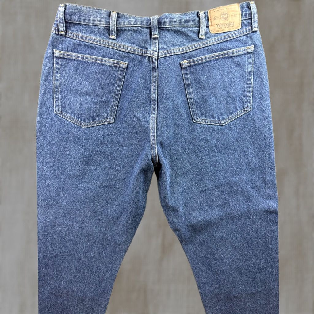 Wrangler Wrangler Jeans Relaxed Fit Mens Blue Denim 100% Cotton 38x32 Inseam 32 Zip Button Pockets 5-Pocket Design Straight Mid Rise Authentic Jeans Size US 38 / EU 54 - 1 Thumbnail