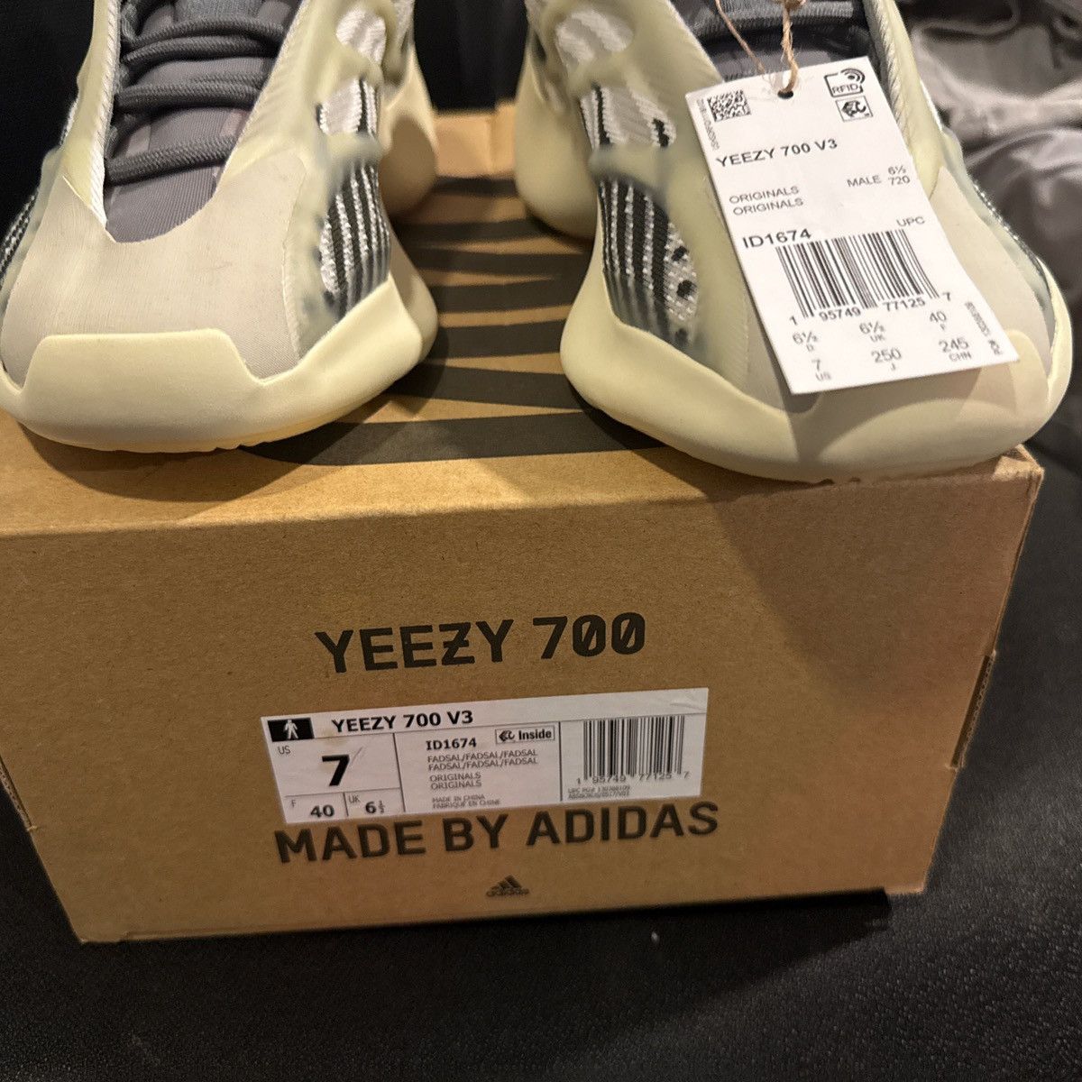Other YEEZY 700 V3 Fade Salt Size US 7 / EU 40 - 2 Thumbnail
