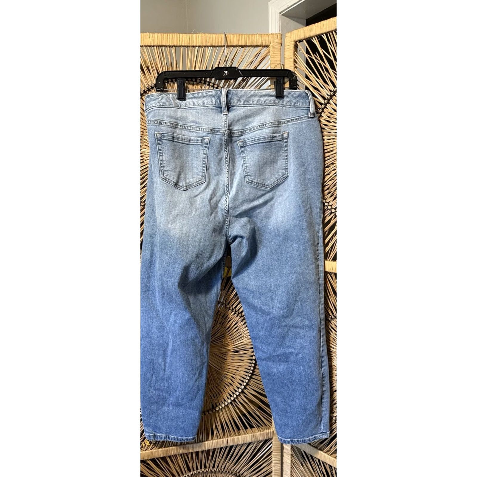 Torrid Torrid Girlfriend Crop Jeans 16 Light Wash EUC Womens Jeans Crop Blue 90s? Size 38" / US 16 / IT 52 - 3 Thumbnail