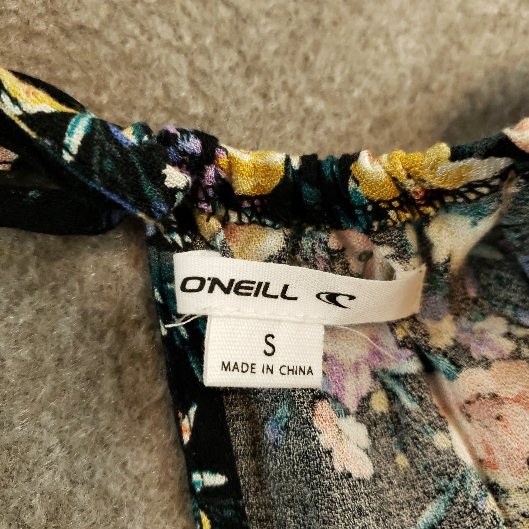 O'Neill VINTAGE O'Neill Top Womens Small Black Floral Sleeveless V-Neck Ruffles Smocked Nec Size S / US 4 / IT 40 - 7 Thumbnail