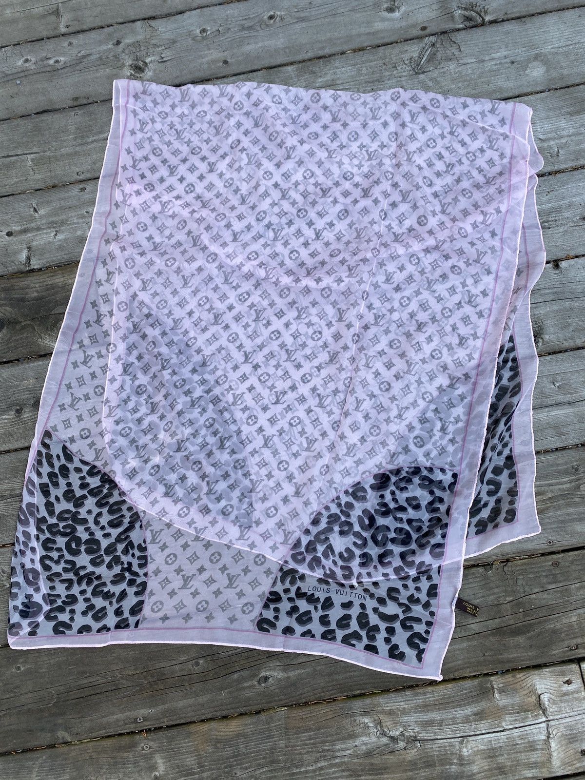 Louis Vuitton Pink 100% Silk Louis Vuitton Monogram Scarf Size ONE SIZE - 16 Thumbnail