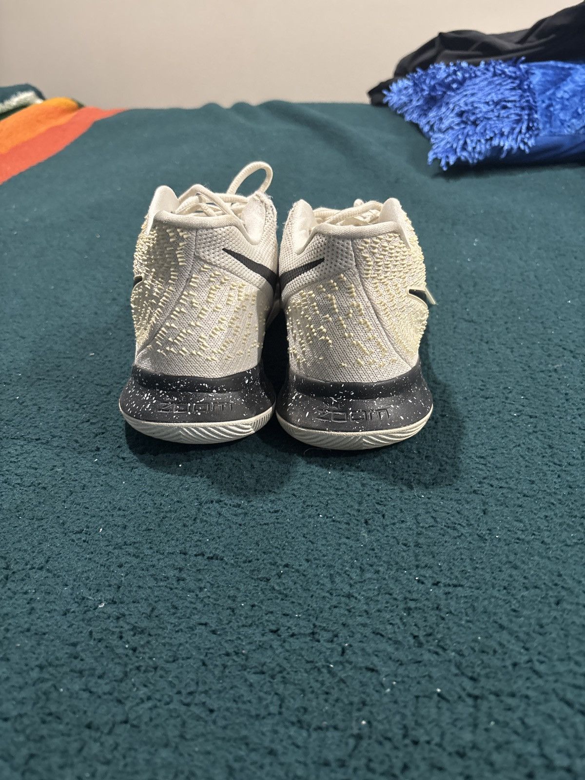 Nike Nike Kyrie 3 White and Black Size US 9 / EU 42 - 5 Thumbnail