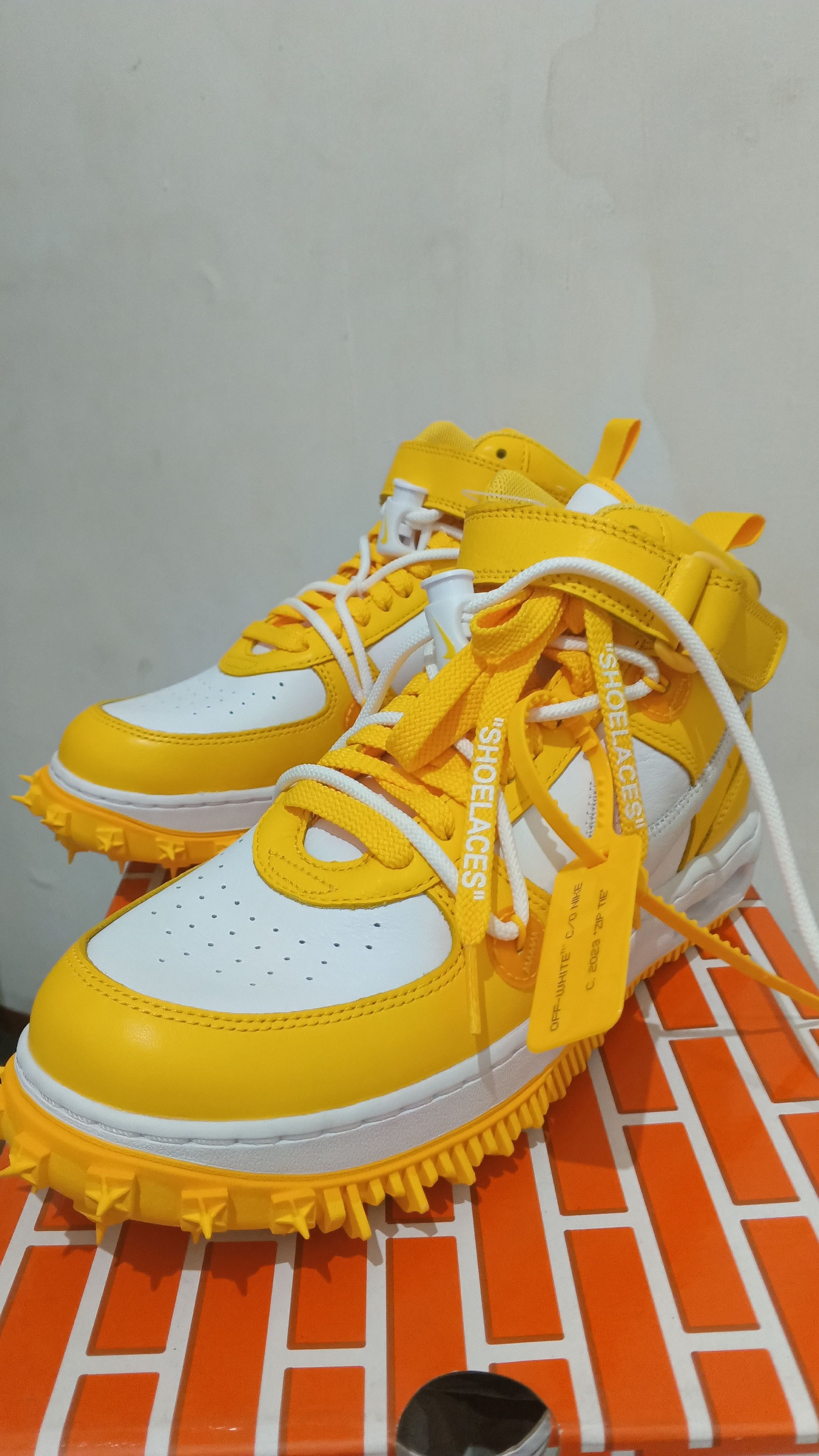 Nike × Off-White Air Force 1 Mid x Off-White™ White and Varsity Maize Size US 8 / EU 41 - 2 Thumbnail