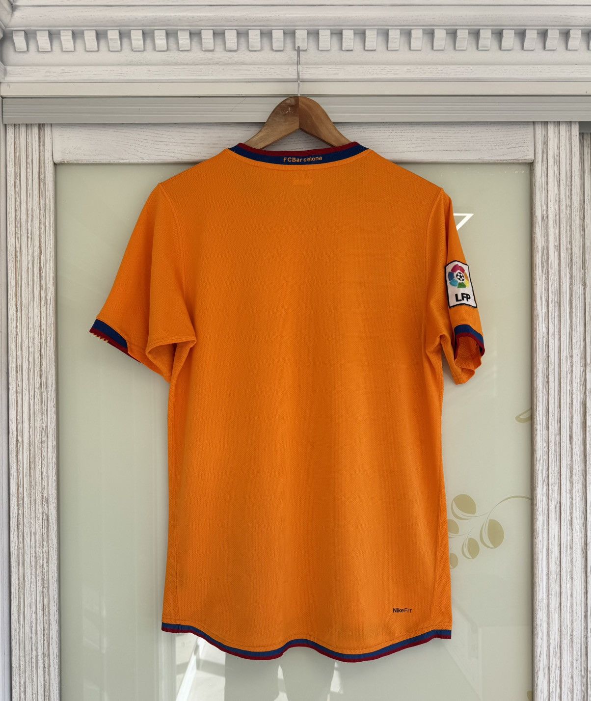 Nike Vintage Barcelona 2006-2007 Away Soccer Jersey Football Kit Size US S / EU 44-46 / 1 - 2 Thumbnail