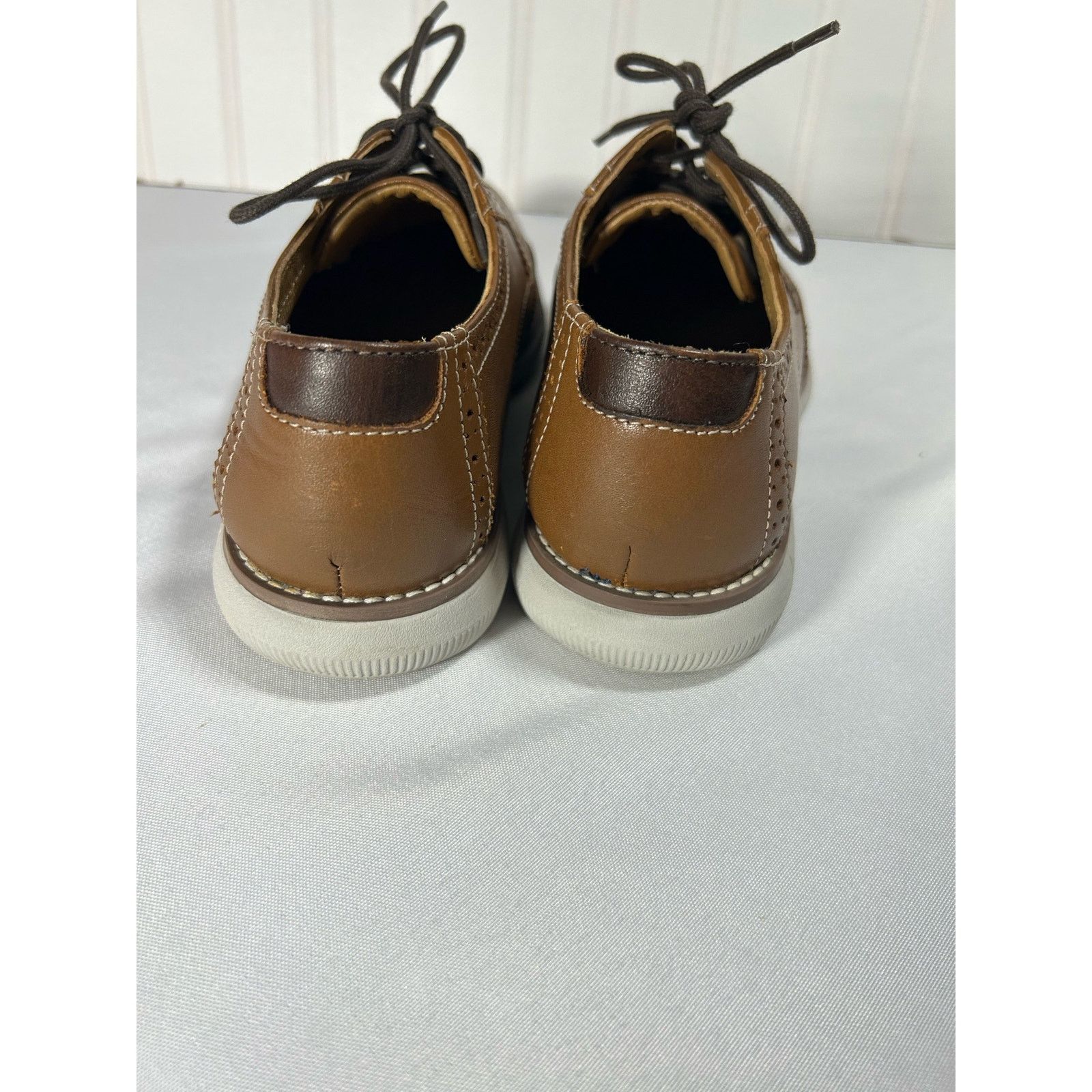 Johnston & Murphy Johnston & Murphy Boys 4 M L22 Oxford Wingtip shoes Size US 5 / EU 37 - 4 Thumbnail