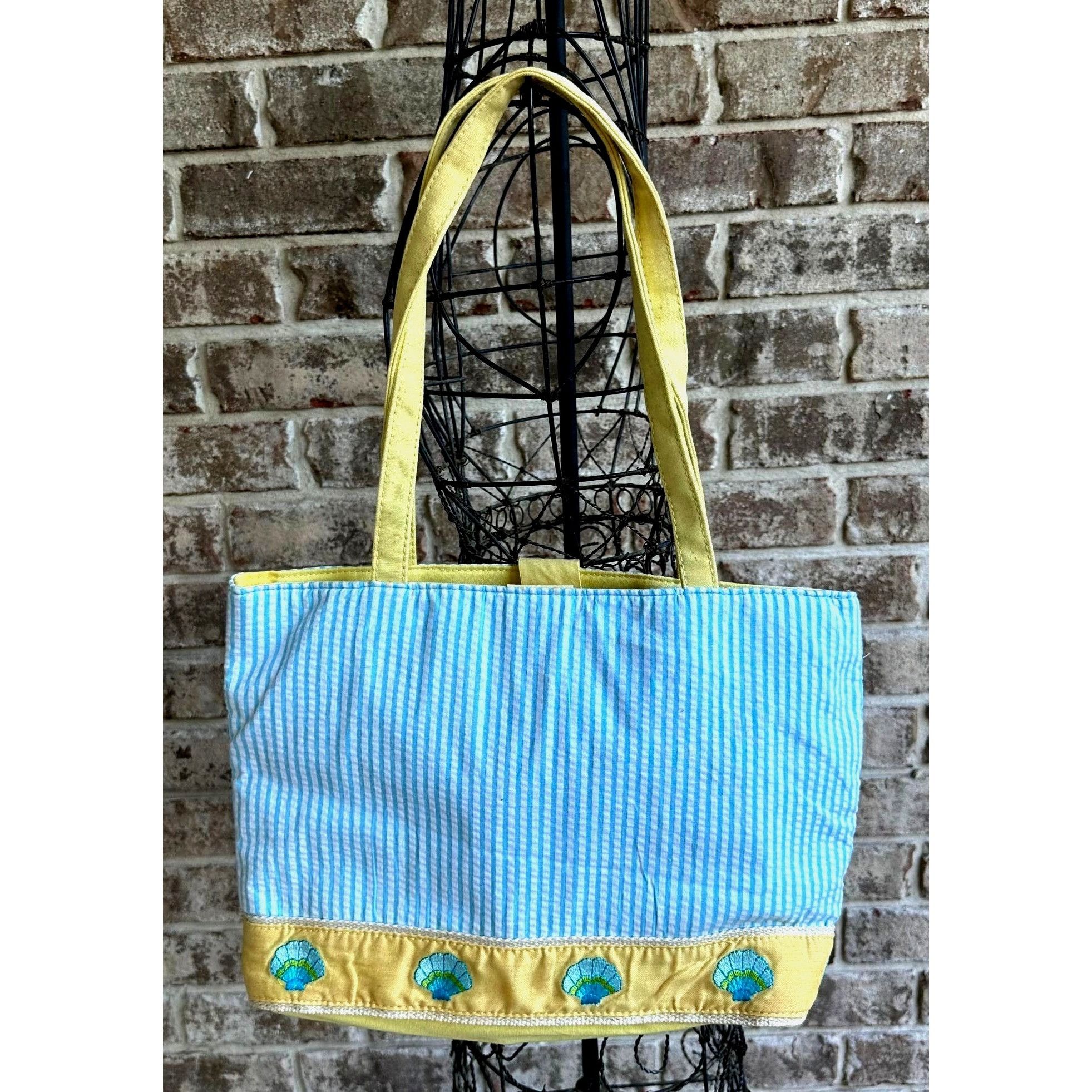 Quacker Factory Quacker Factory Resort Blue White Seersucker Seashell Tote Y Size ONE SIZE - 1 Thumbnail