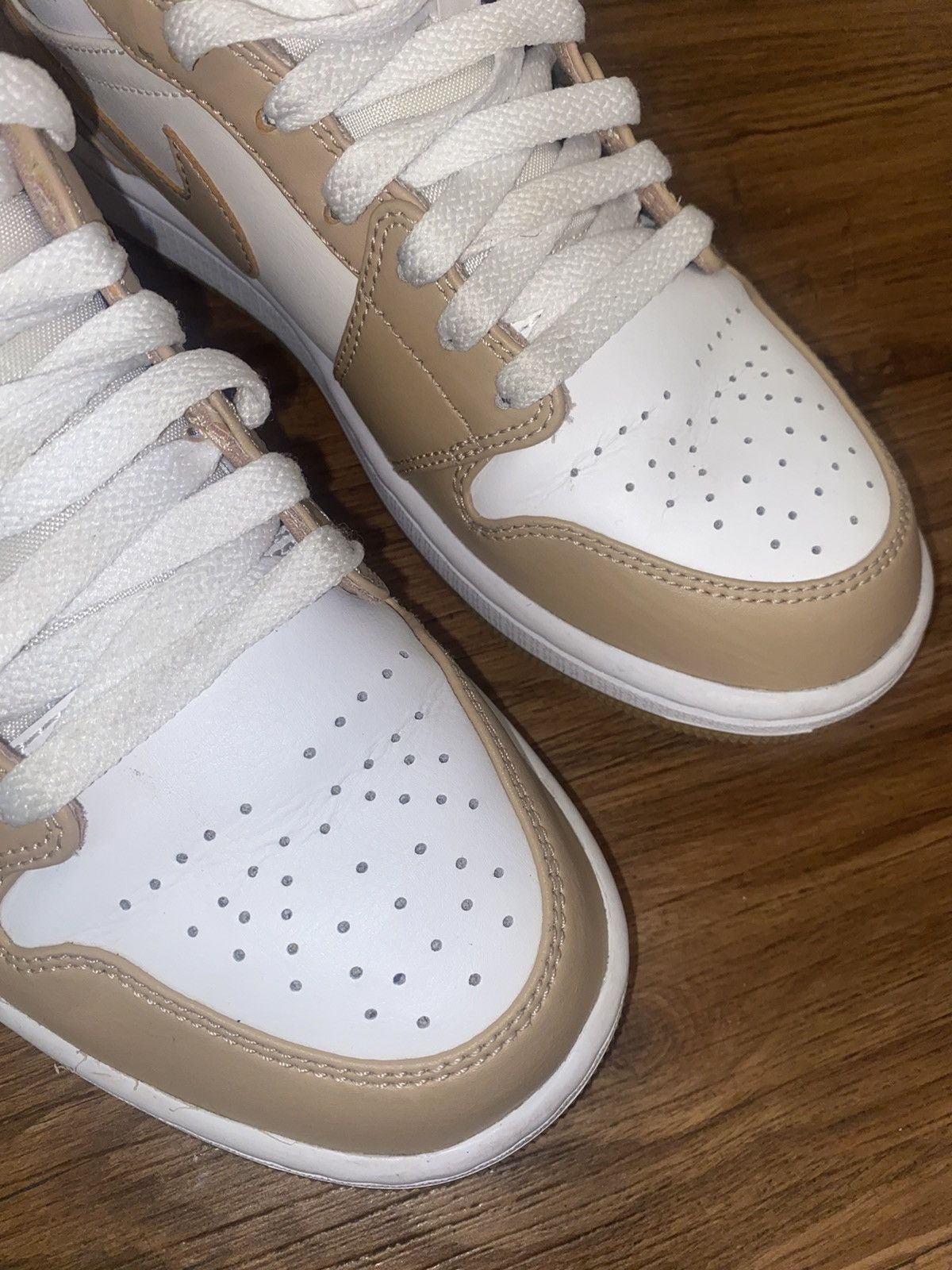 Jordan Brand Air Jordan 1s Mid Tan Gum Bottom Size US 8 / EU 41 - 8 Thumbnail