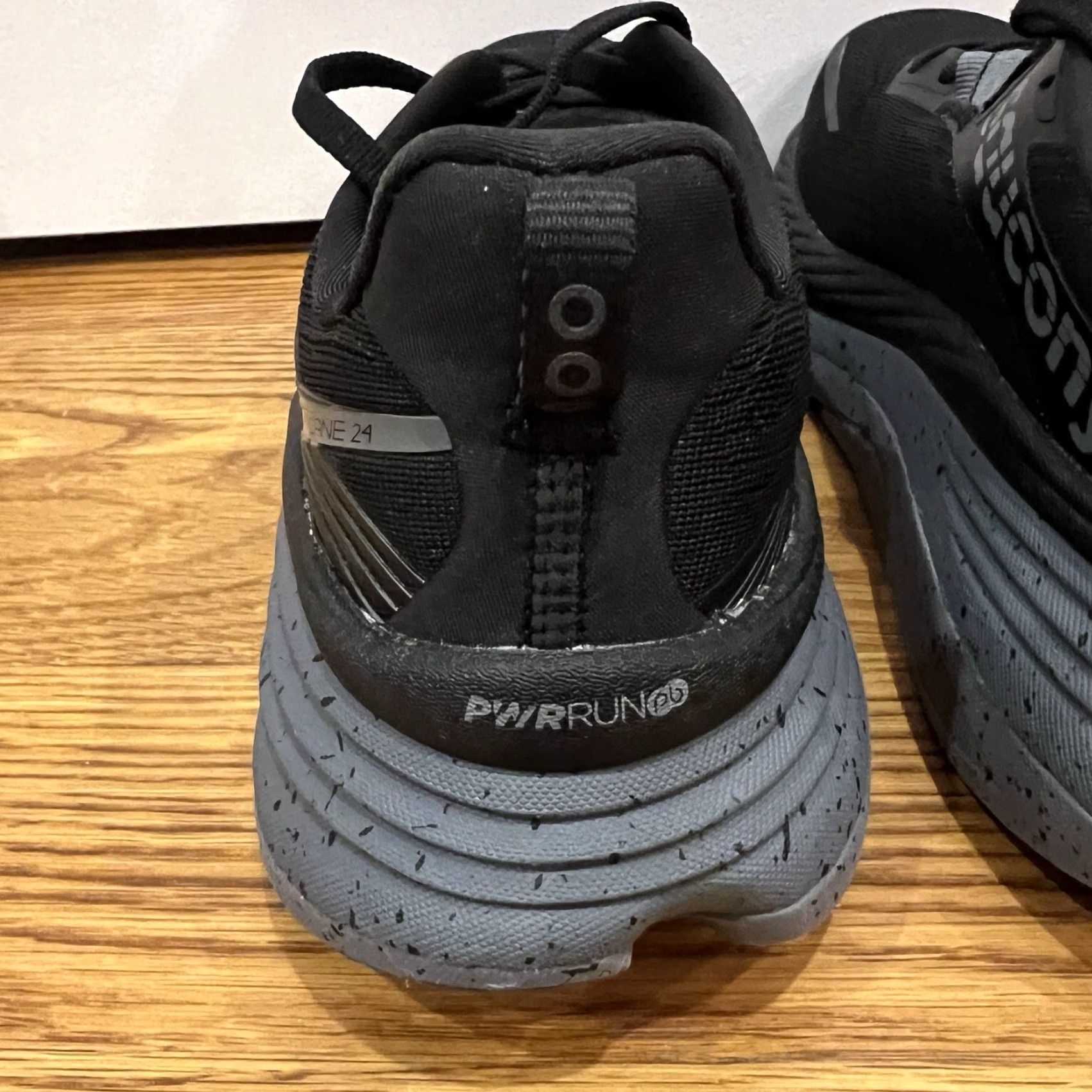 Saucony Hurricane 24 Sneaker Men's Black Low Top 8.5 Shoes Running Cushioned Breathable Rubber Outsole 2024