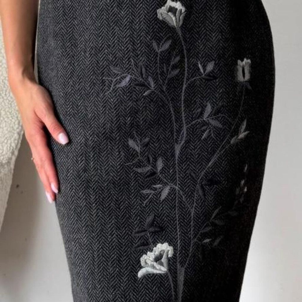 Dolce & Gabbana D&G Wool Herringbone Pencil Skirt with Embroidery Size 28" / US 6 / IT 42 - 5 Thumbnail
