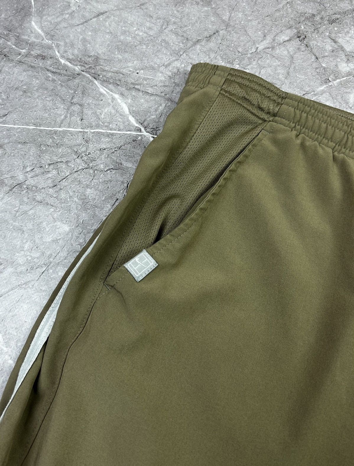 Nike Nike vintage nylon shorts size Xl Size US 36 / EU 52 - 2 Thumbnail