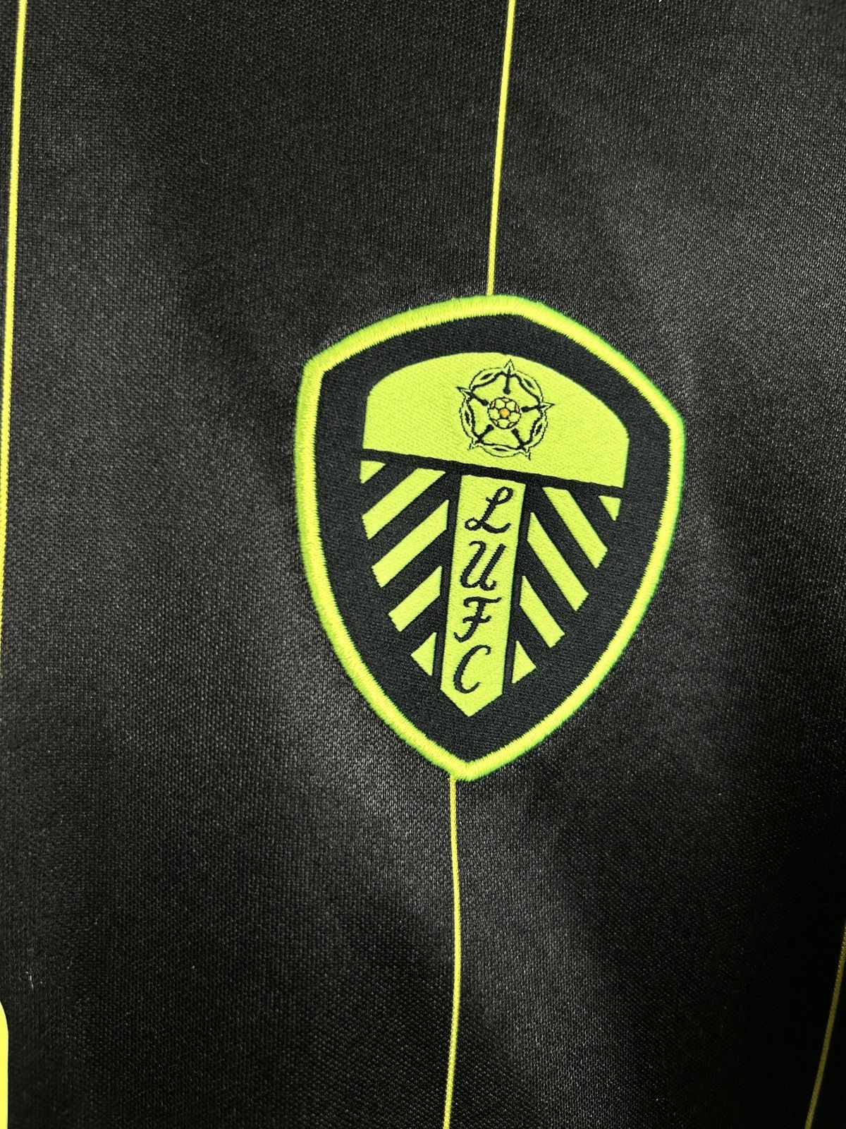 Macron Macron Leeds United FC 2011/12 Away Kit Soccer Jersey M Size US M / EU 48-50 / 2 - 3 Thumbnail