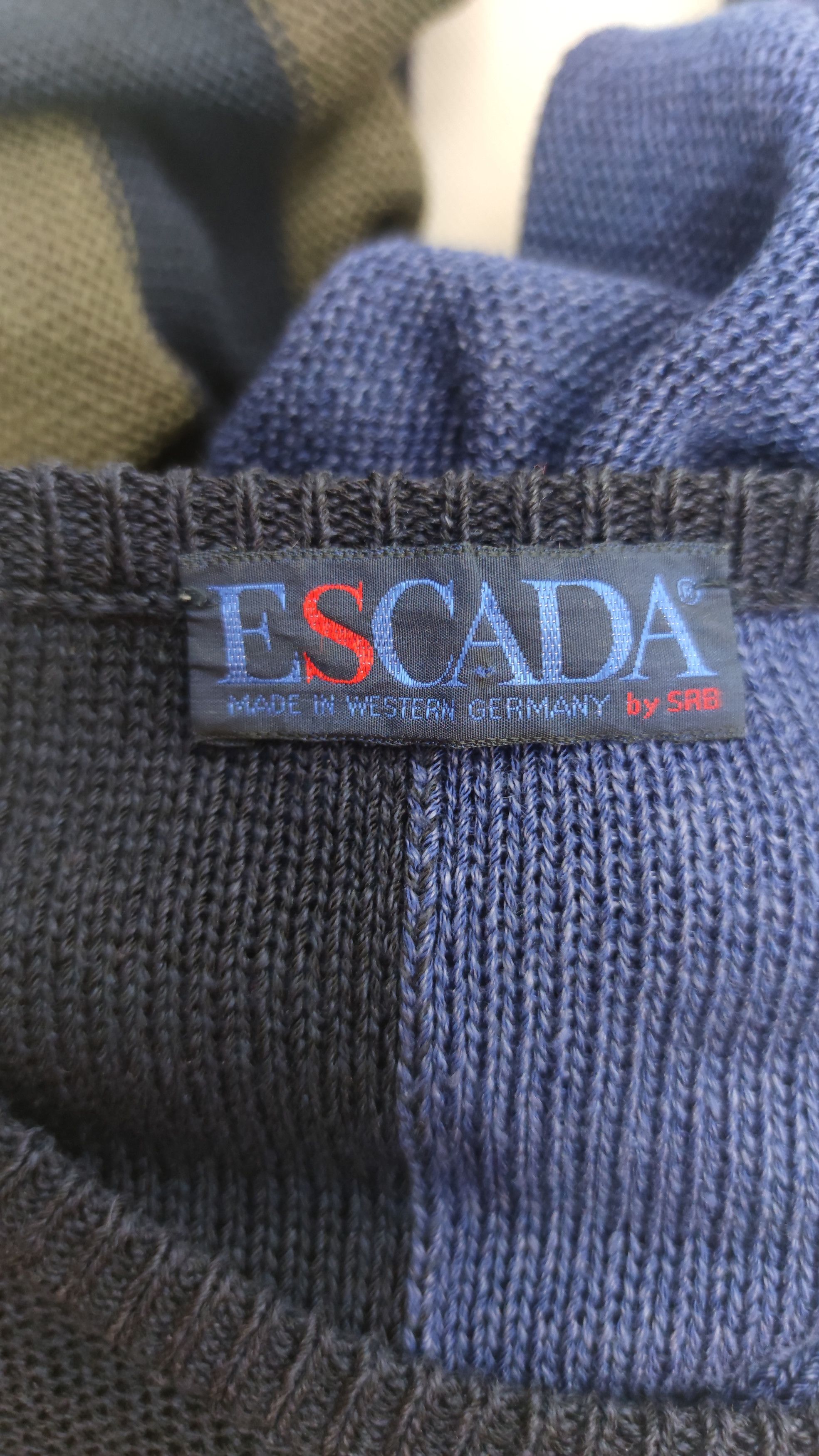Escada × Vintage Vintage Escada Linen Blend Sweater | Palm Leaf Embellishment Size S / US 4 / IT 40 - 6 Thumbnail