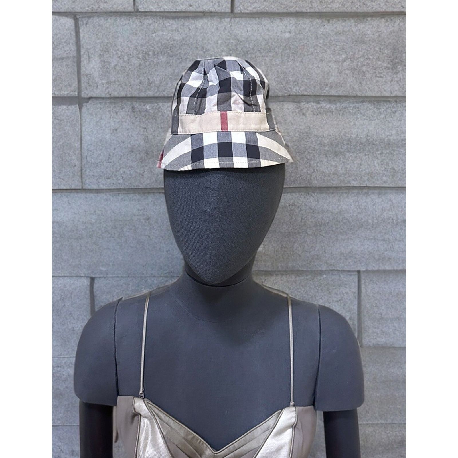 Burberry Burberry Reversible Nova Check/Red Kids Bucket Hat Size 46 Size ONE SIZE - 1 Thumbnail