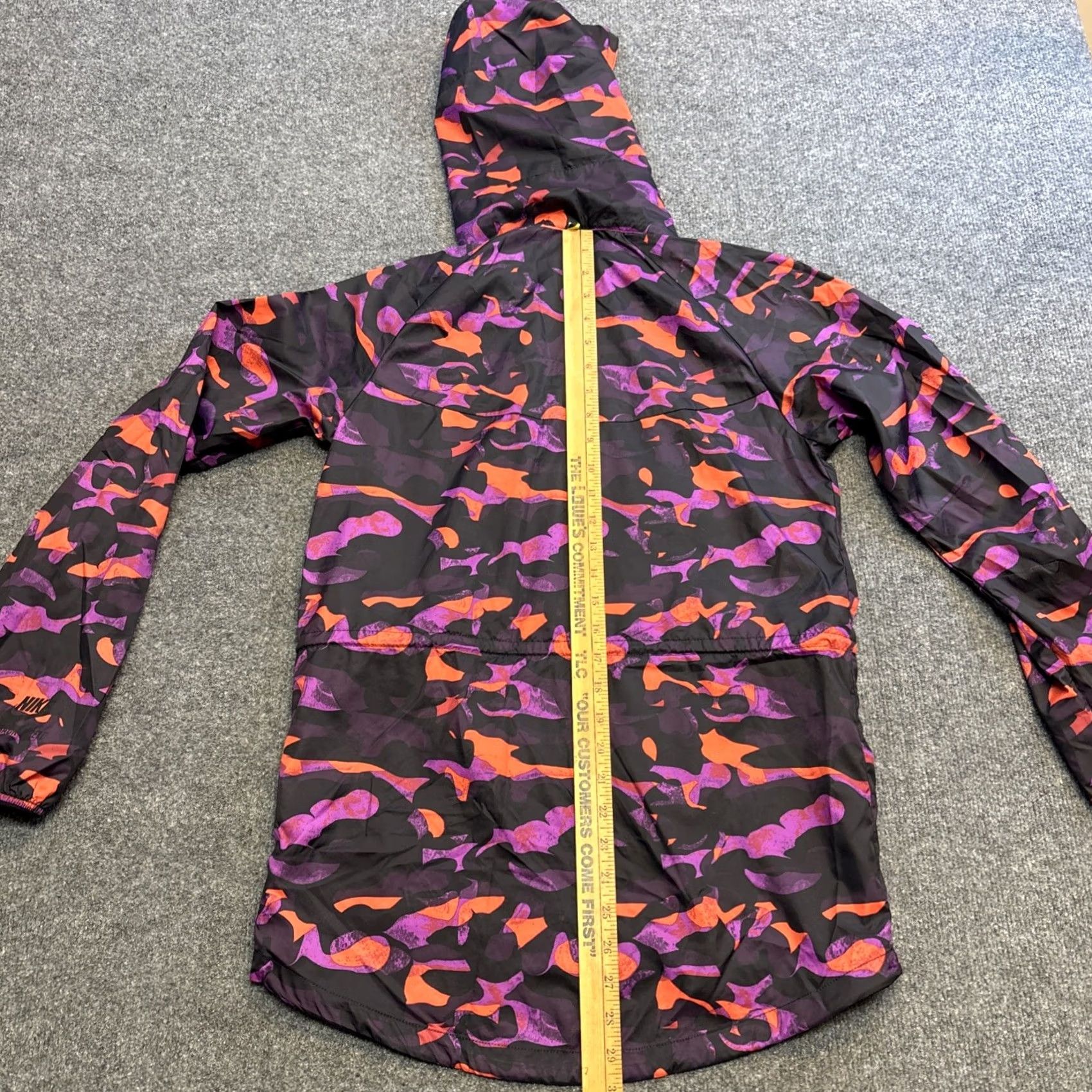 Nike VINTAGE Nike Windrunner Jacket Woman S Purple Windbreaker T/F Camo Vivid Purple-Bright Crimson Windrunner Womens Windbreaker S Size S / US 4 / IT 40 - 6 Thumbnail