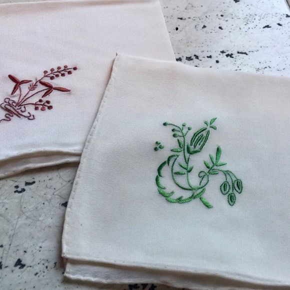 Vintage Two Vintage Embroidered Handkerchiefs Size ONE SIZE - 2 Thumbnail