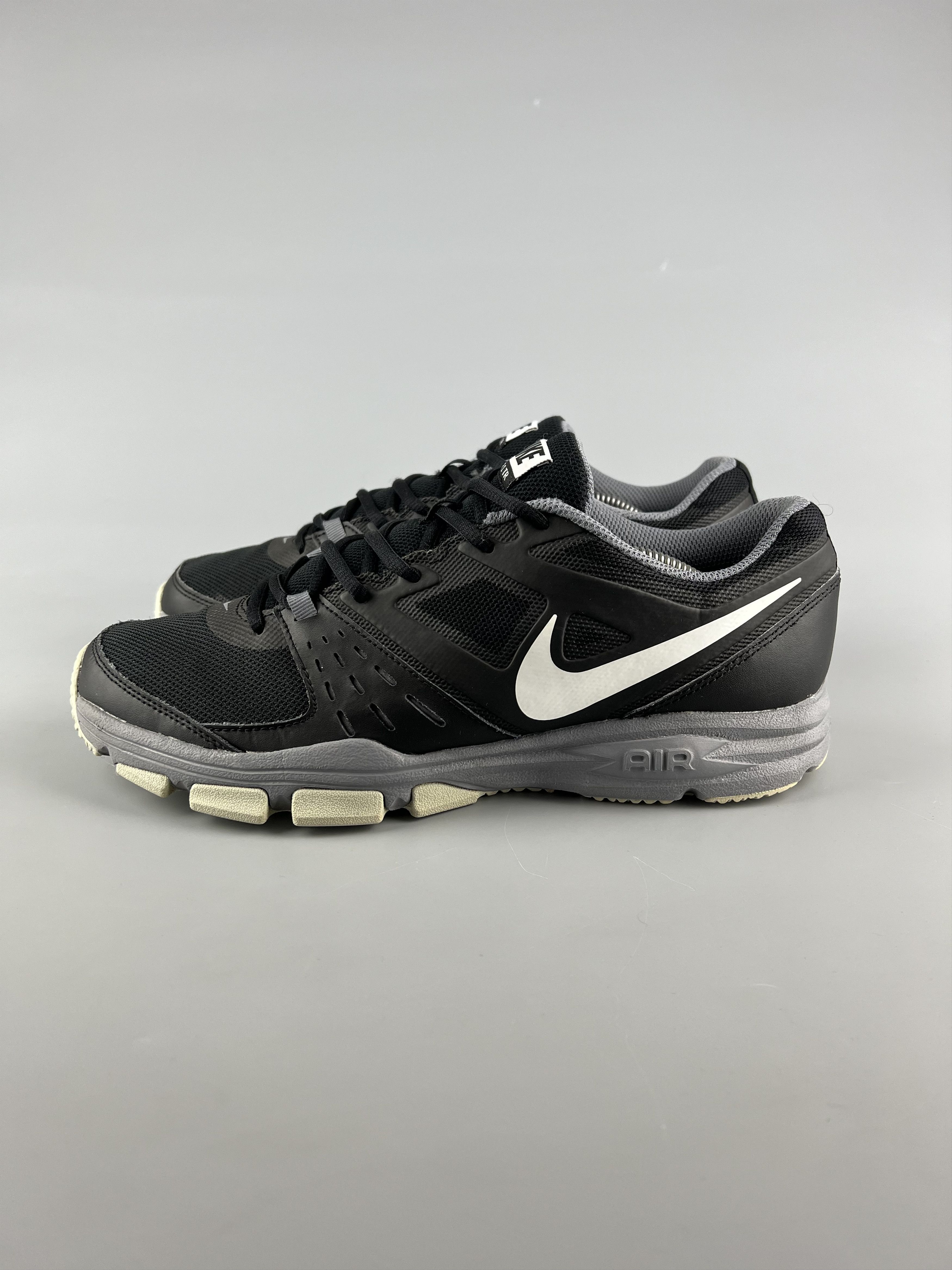 Nike 2015 Nike Air TR 1 Trail Running Shoes Size US 10 / EU 43 - 2 Thumbnail