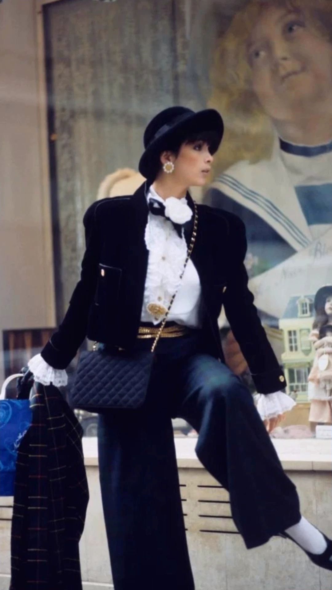 Chanel Chanel 1984 Silk Velvet Blazer Women's Black & Gold Vogue Size XS / US 0-2 / IT 36-38 - 1 Thumbnail