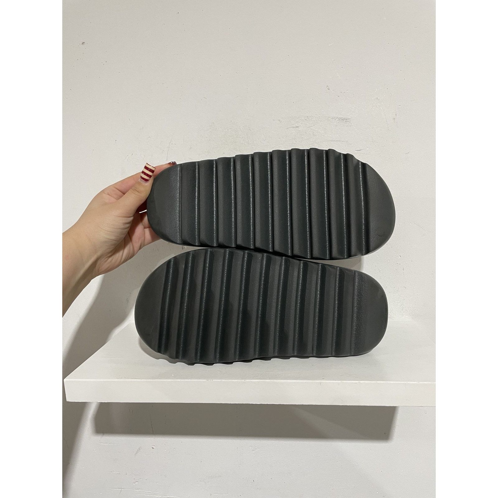 Adidas ADIDAS YEEZY SLIDE DARK ONYX SIZE 9 PREOWNED Size US 9 / EU 42 - 3 Thumbnail