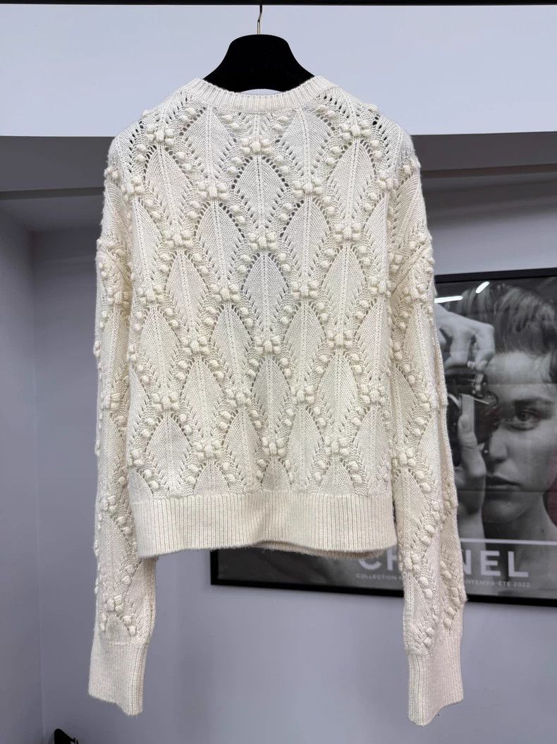 Chanel Chanel 21B milky white cashmere love diamond buckle V-neck Size XS / US 0-2 / IT 36-38 - 3 Thumbnail