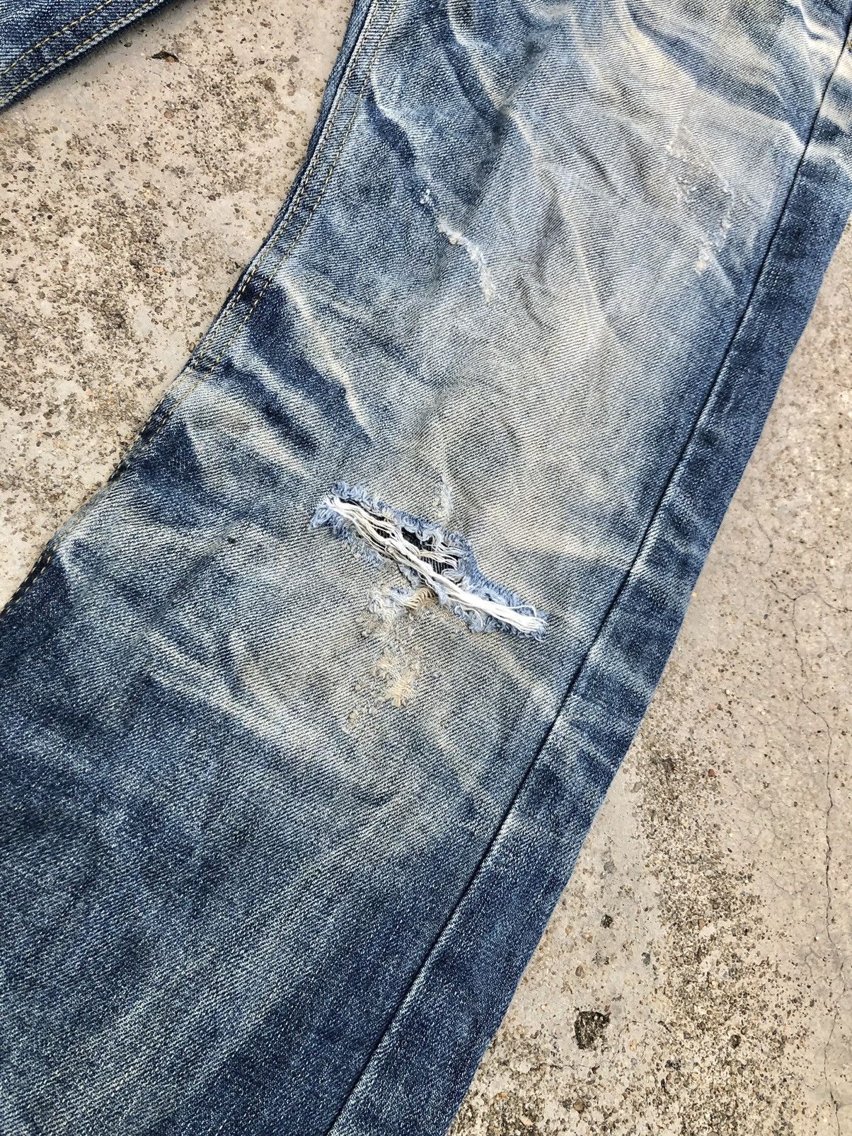 WASHED BLUE DISTRESSED 4CHA1 JEANS