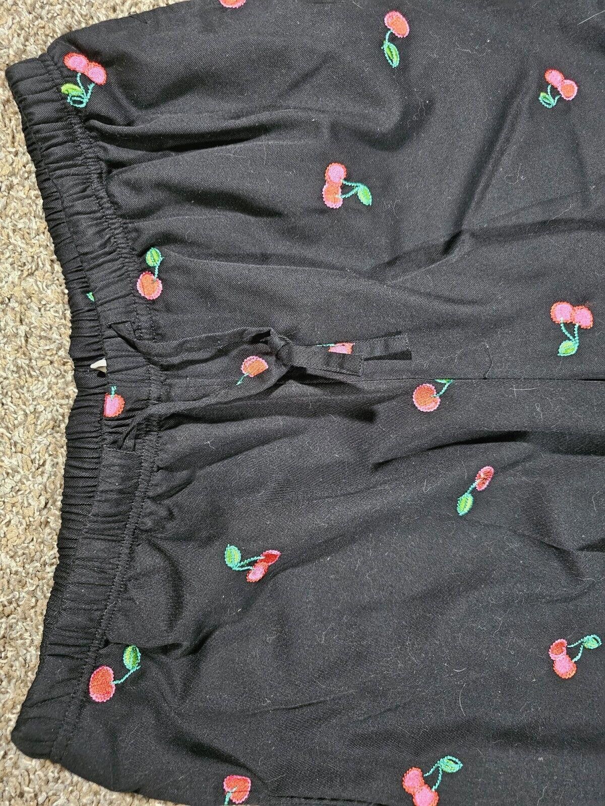 Designer Breckenridge Woman 18W Black Cherries Cutoff Pant Drawstring Size 40" / US 18 - 2 Thumbnail