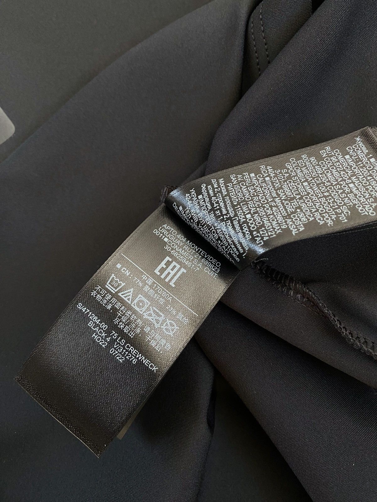 Balenciaga × Gap × Yeezy Yeezy Gap Engineered By Balenciaga Long Sleeve Second Skin Size L / US 10 / IT 46 - 12 Thumbnail