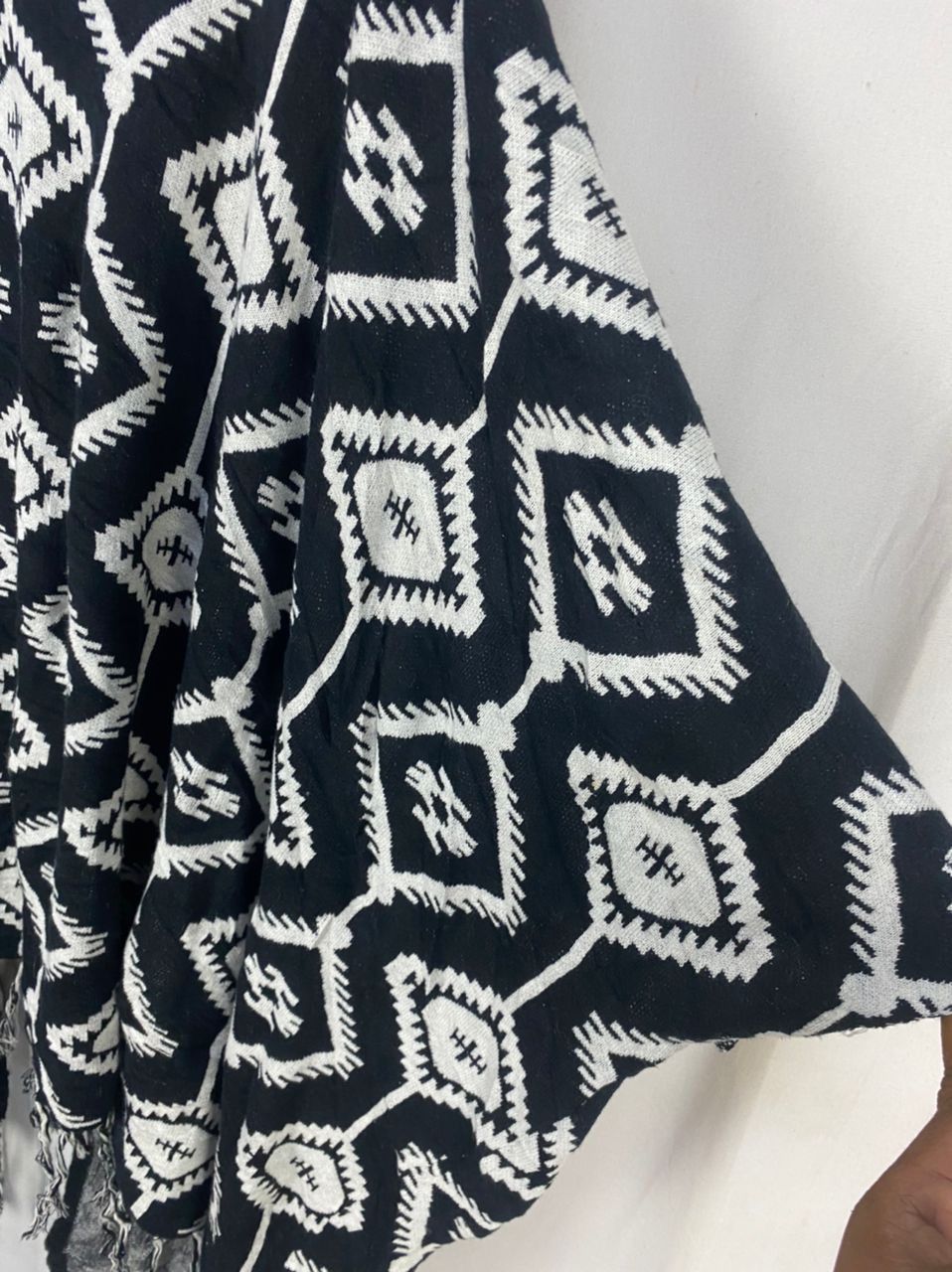 H&M × Native H&M ponchos native fullprint Size US M / EU 48-50 / 2 - 8 Thumbnail