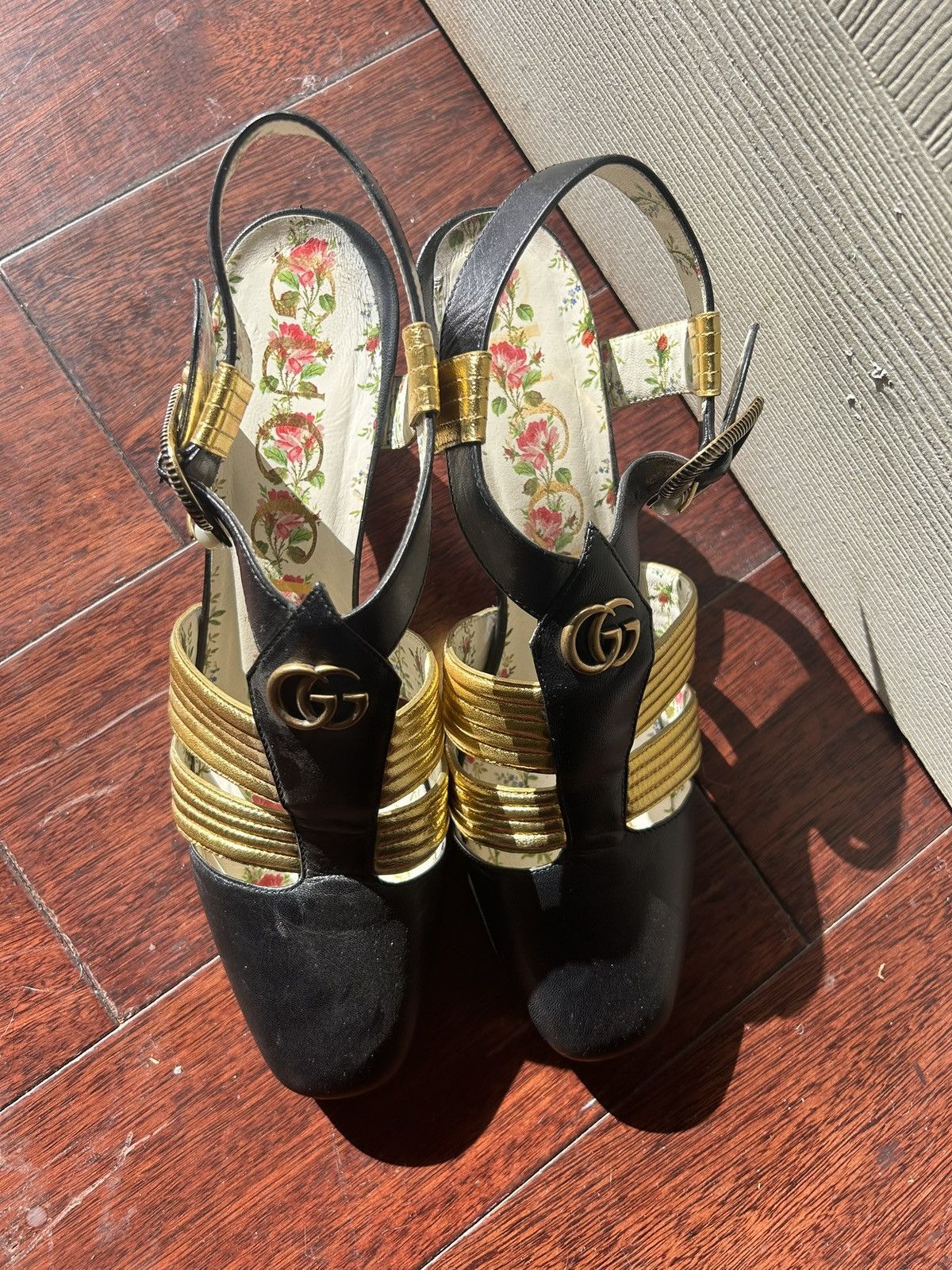 Gucci Gucci Black/Gold Leather Gea Pumps Size 40 Used Size US 10 / IT 40 - 2 Thumbnail